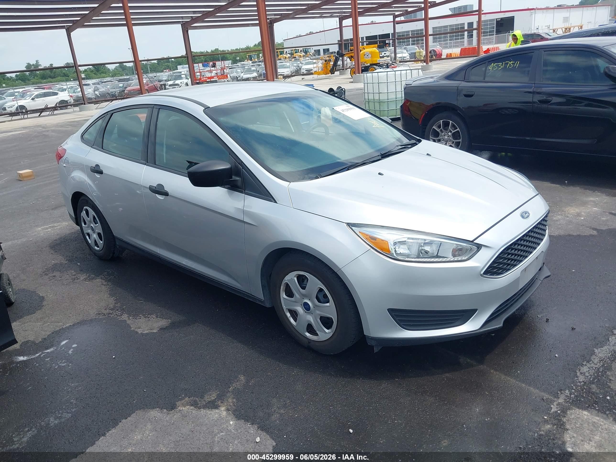 2015 Ford Focus S Серебряный vin: 1FADP3E20FL381600