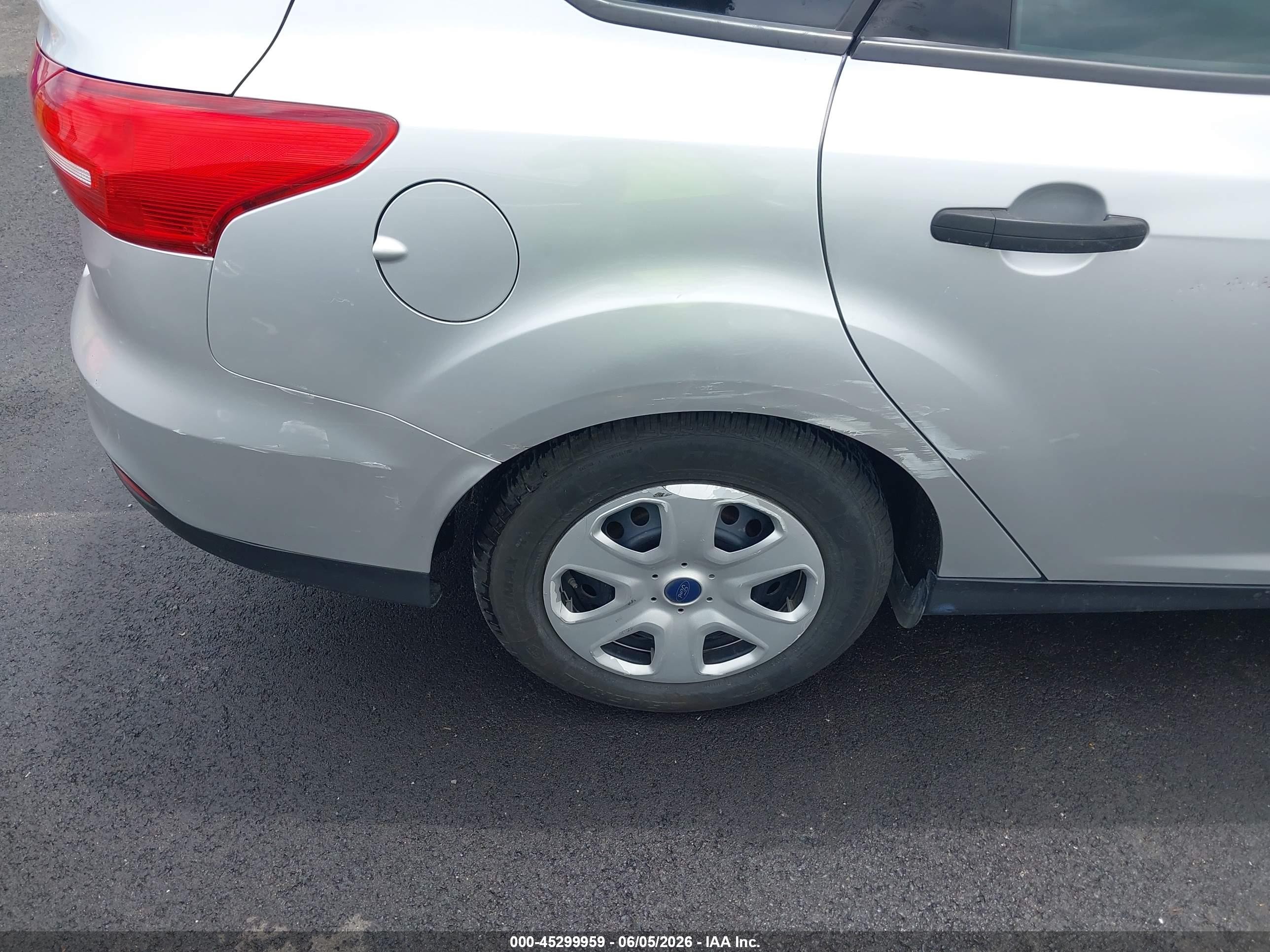 2015 Ford Focus S Silver vin: 1FADP3E20FL381600