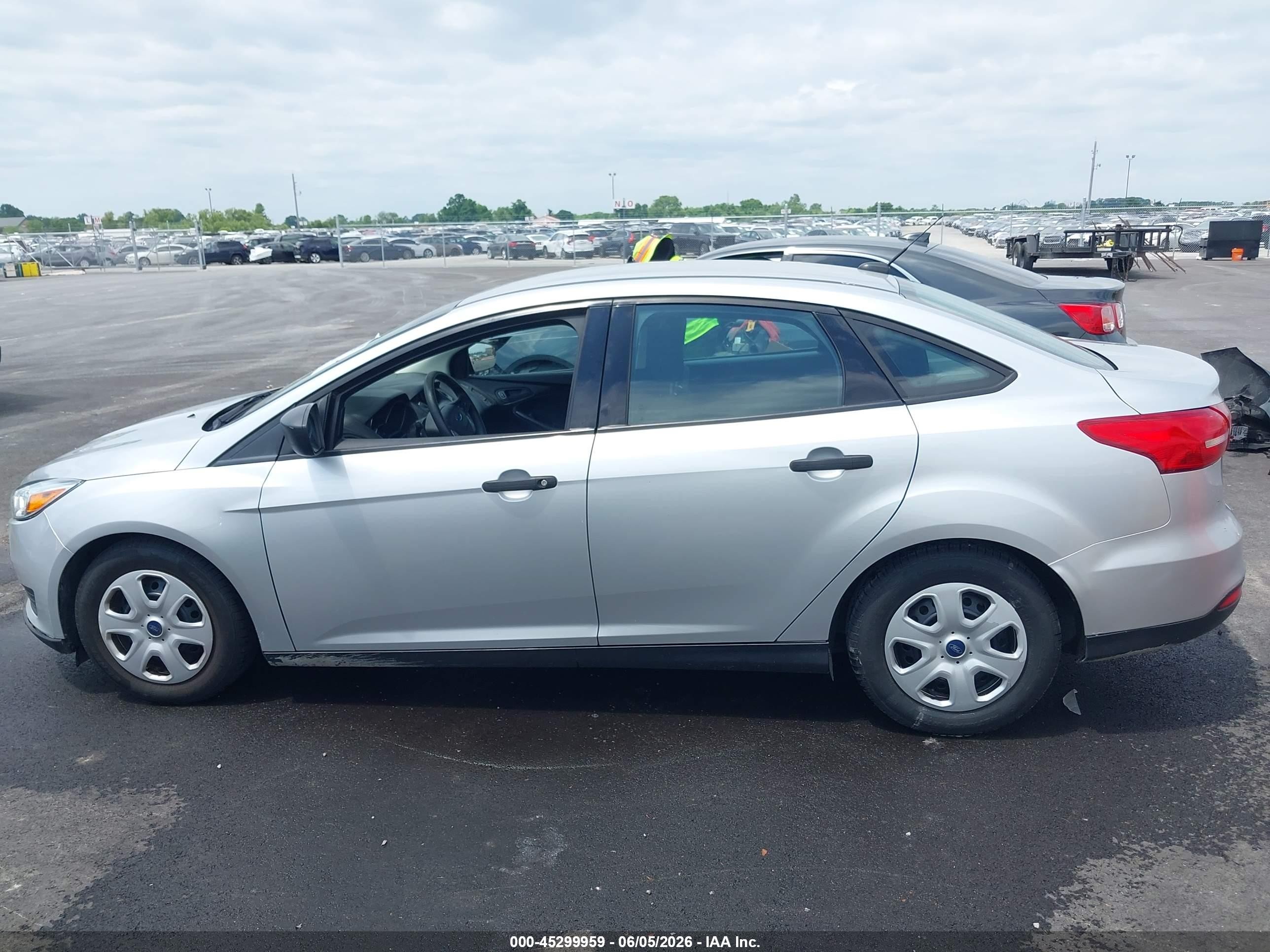 2015 Ford Focus S Silver vin: 1FADP3E20FL381600