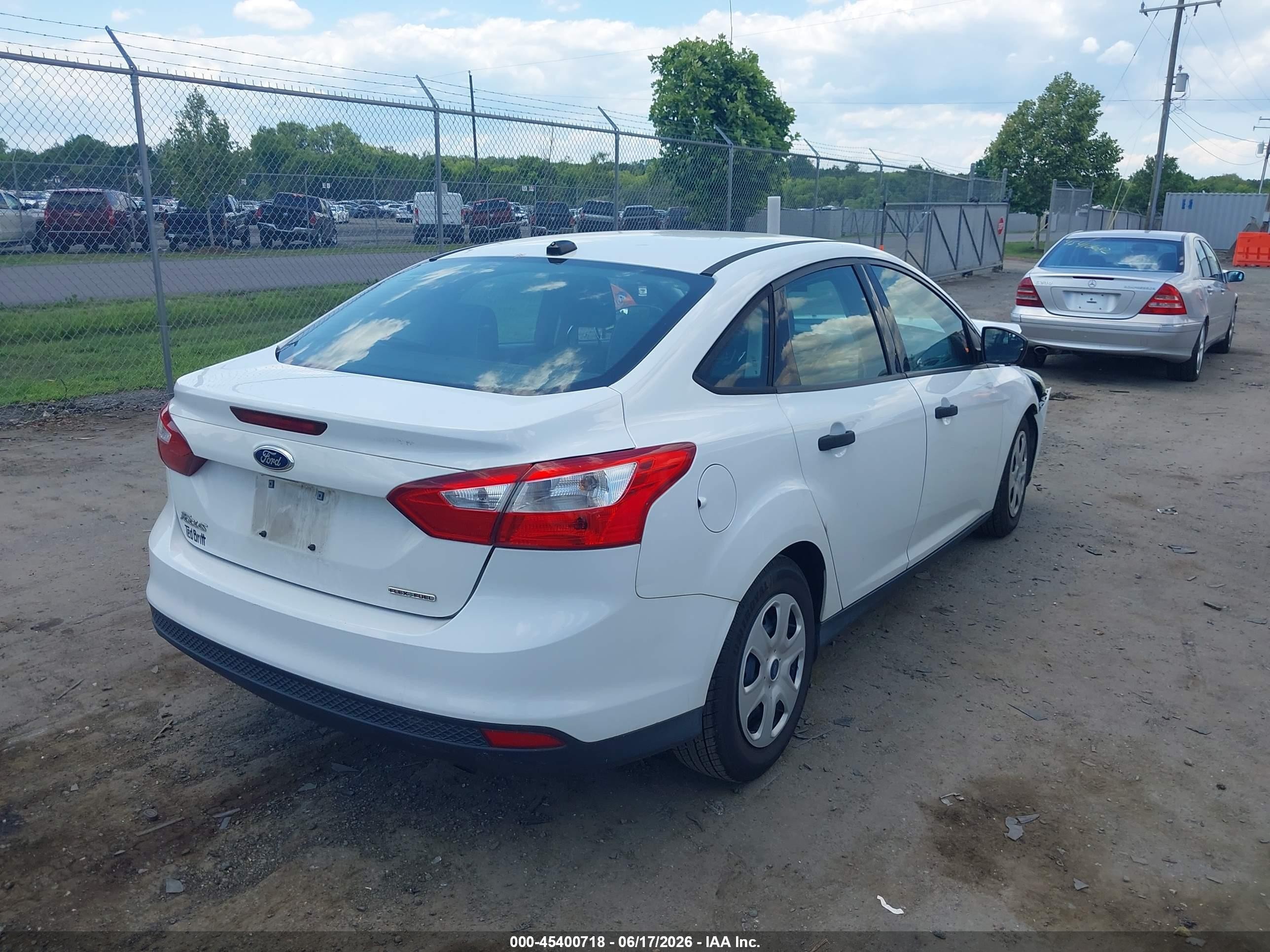 2014 Ford Focus S White vin: 1FADP3E21EL127408