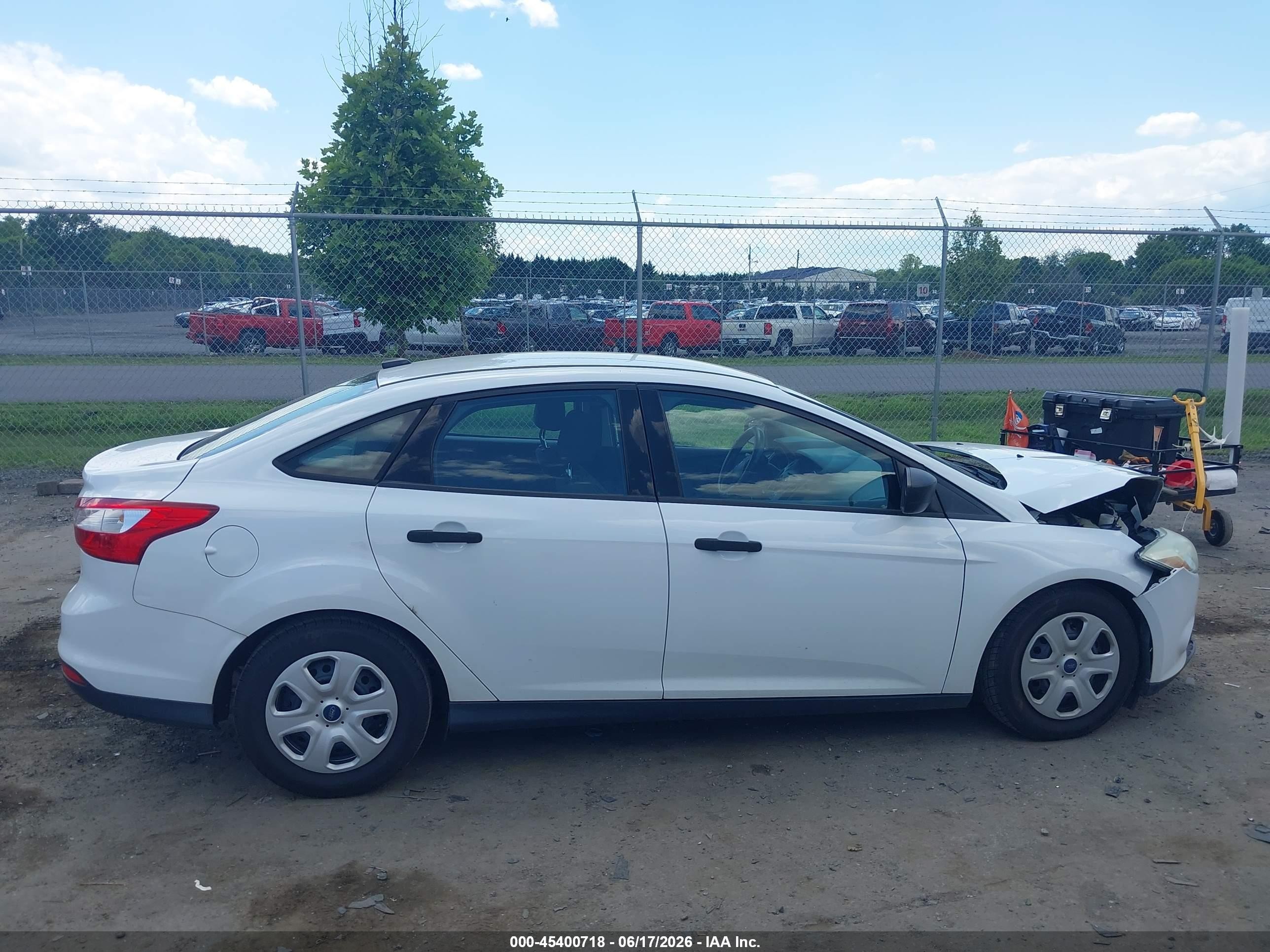 2014 Ford Focus S White vin: 1FADP3E21EL127408