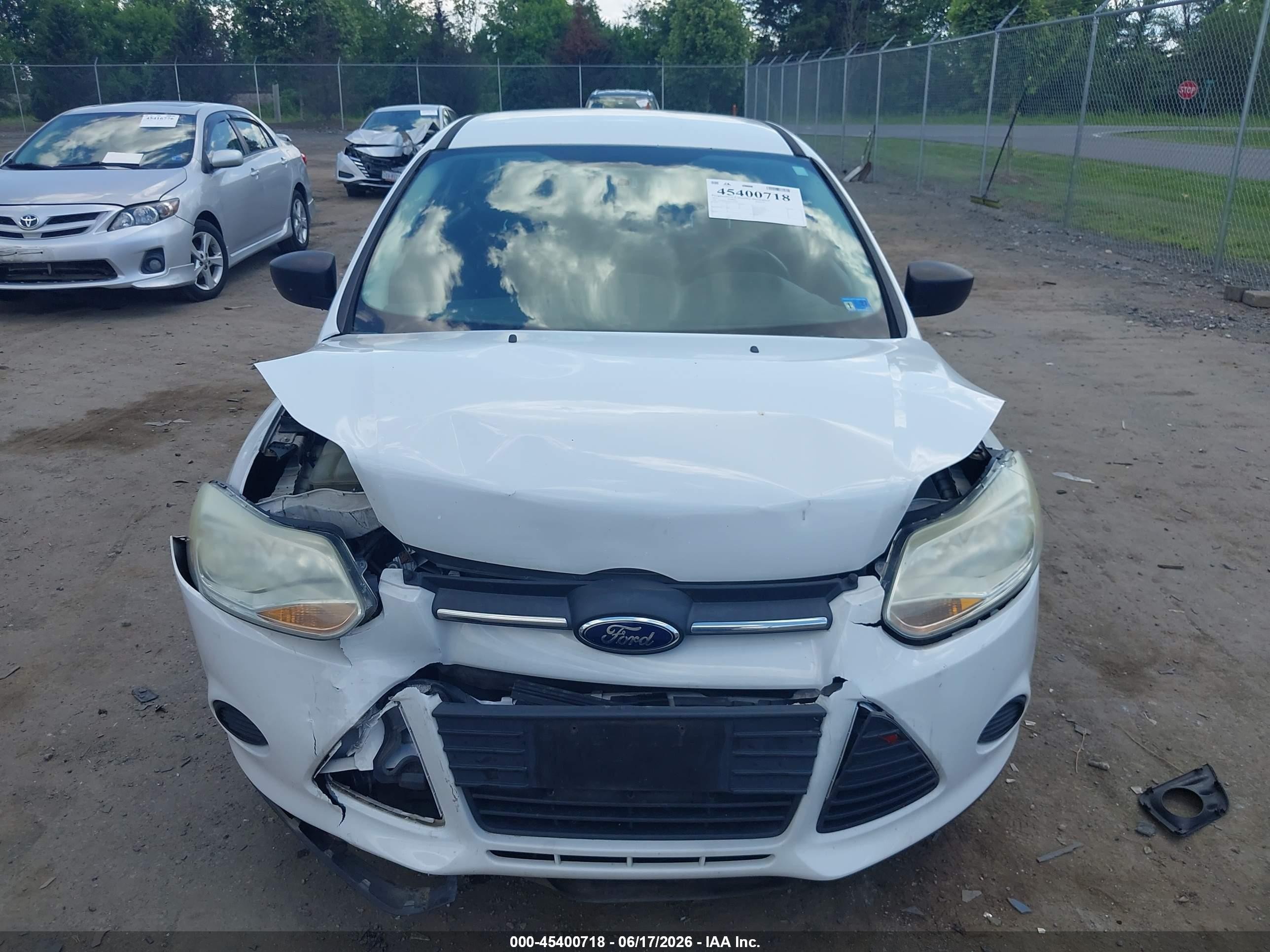 2014 Ford Focus S White vin: 1FADP3E21EL127408