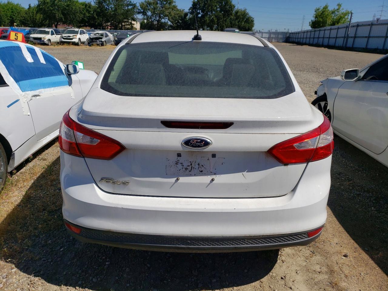 2014 Ford Focus S Белый vin: 1FADP3E21EL150784