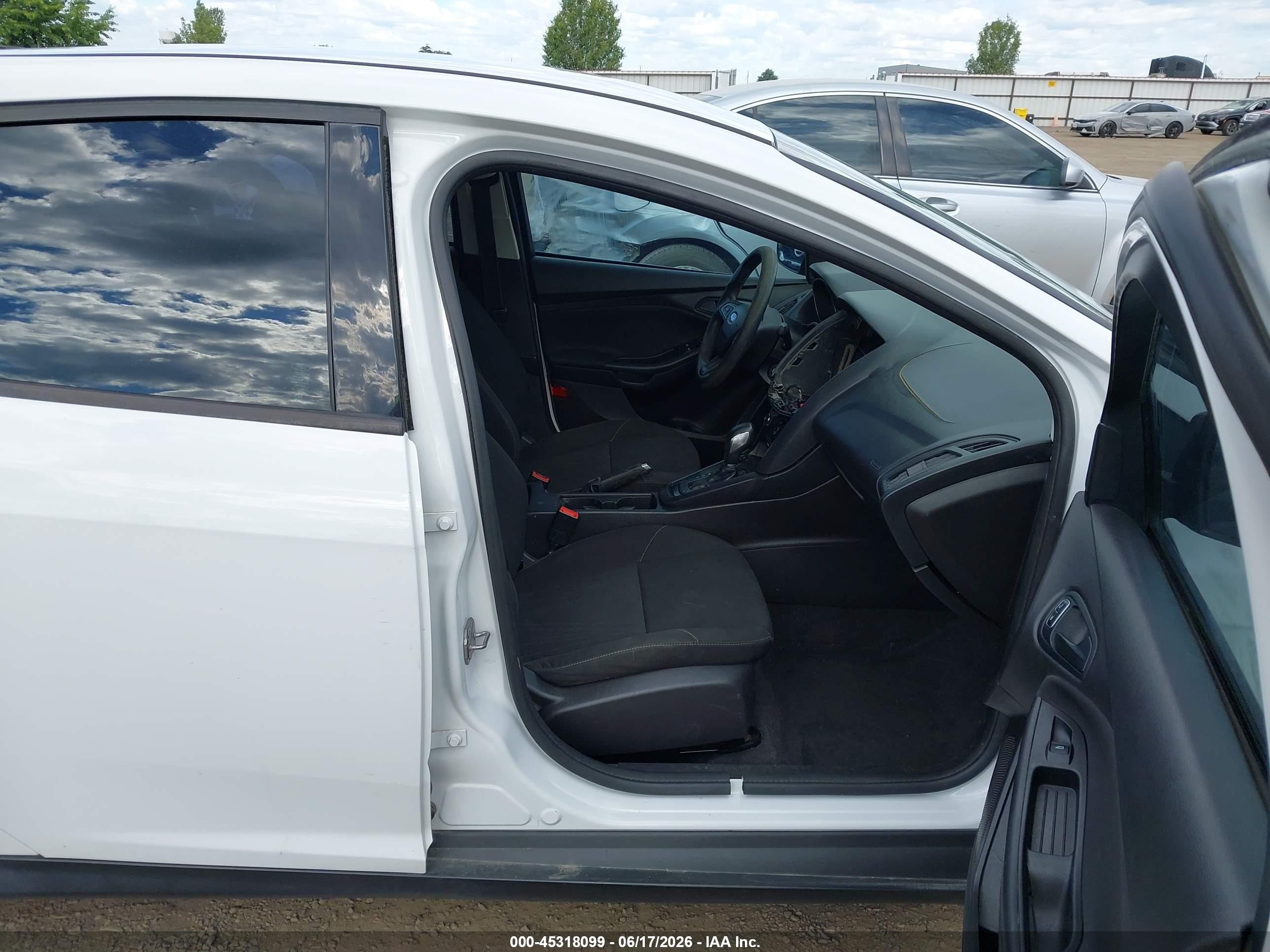 2015 Ford Focus S White vin: 1FADP3E21FL256508