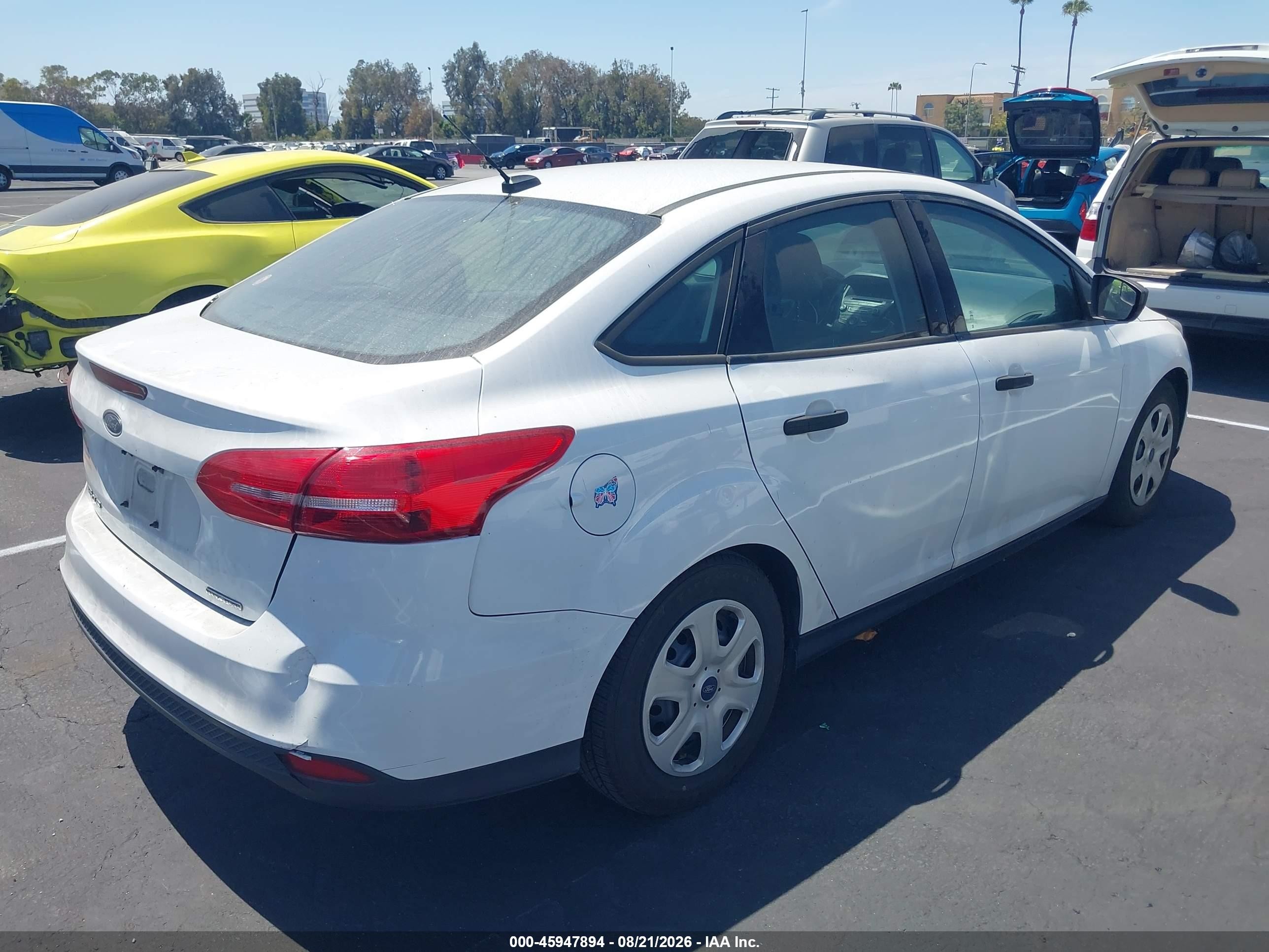 2015 Ford Focus S Белый vin: 1FADP3E21FL368399