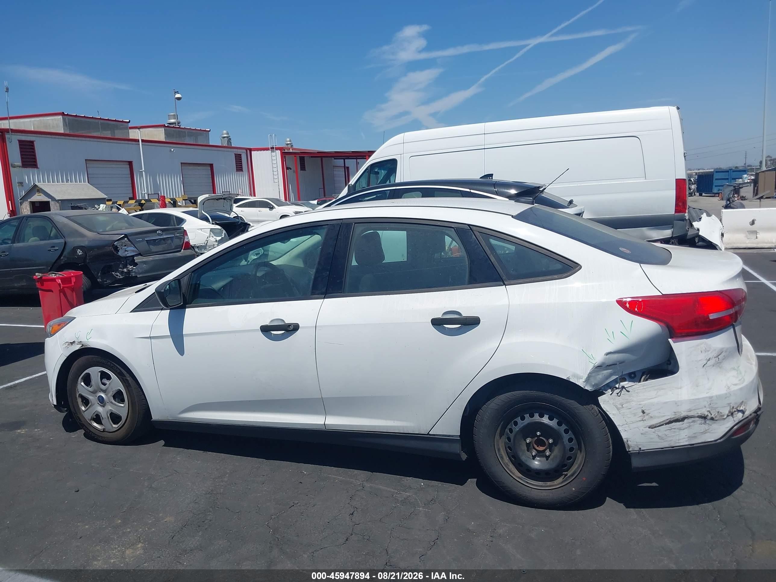 2015 Ford Focus S Белый vin: 1FADP3E21FL368399