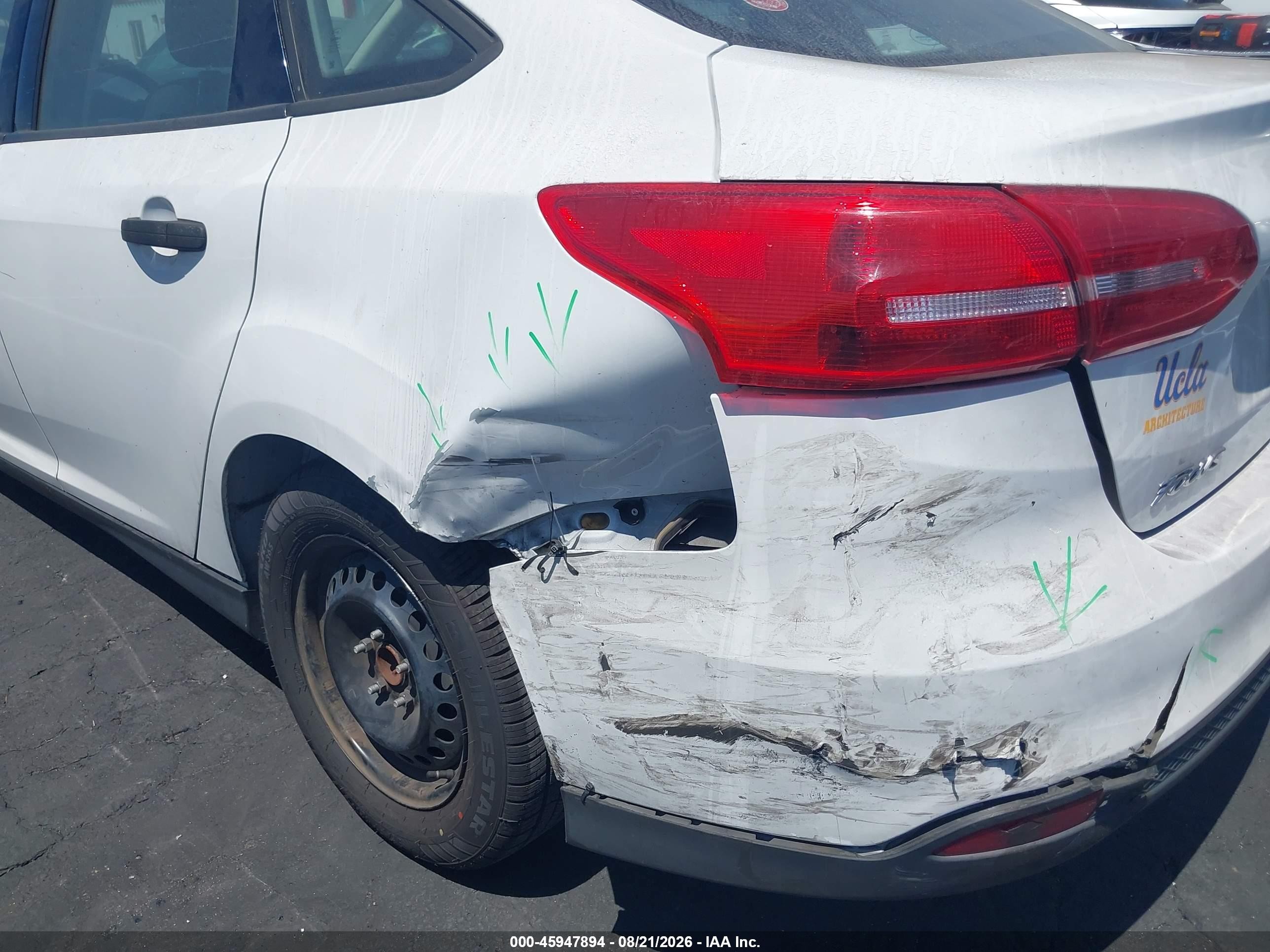 2015 Ford Focus S Белый vin: 1FADP3E21FL368399