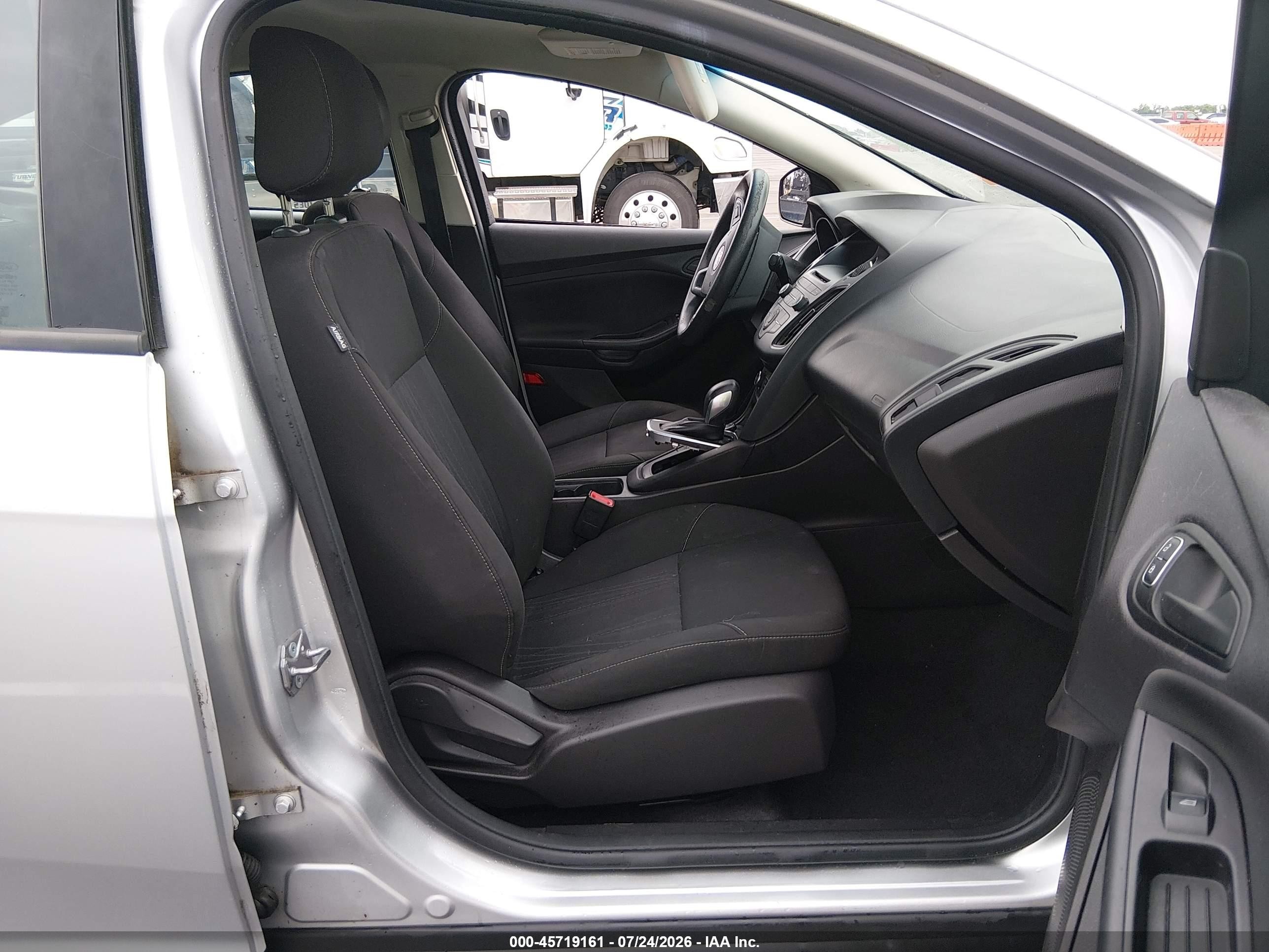 2015 Ford Focus S Серебряный vin: 1FADP3E22FL264262