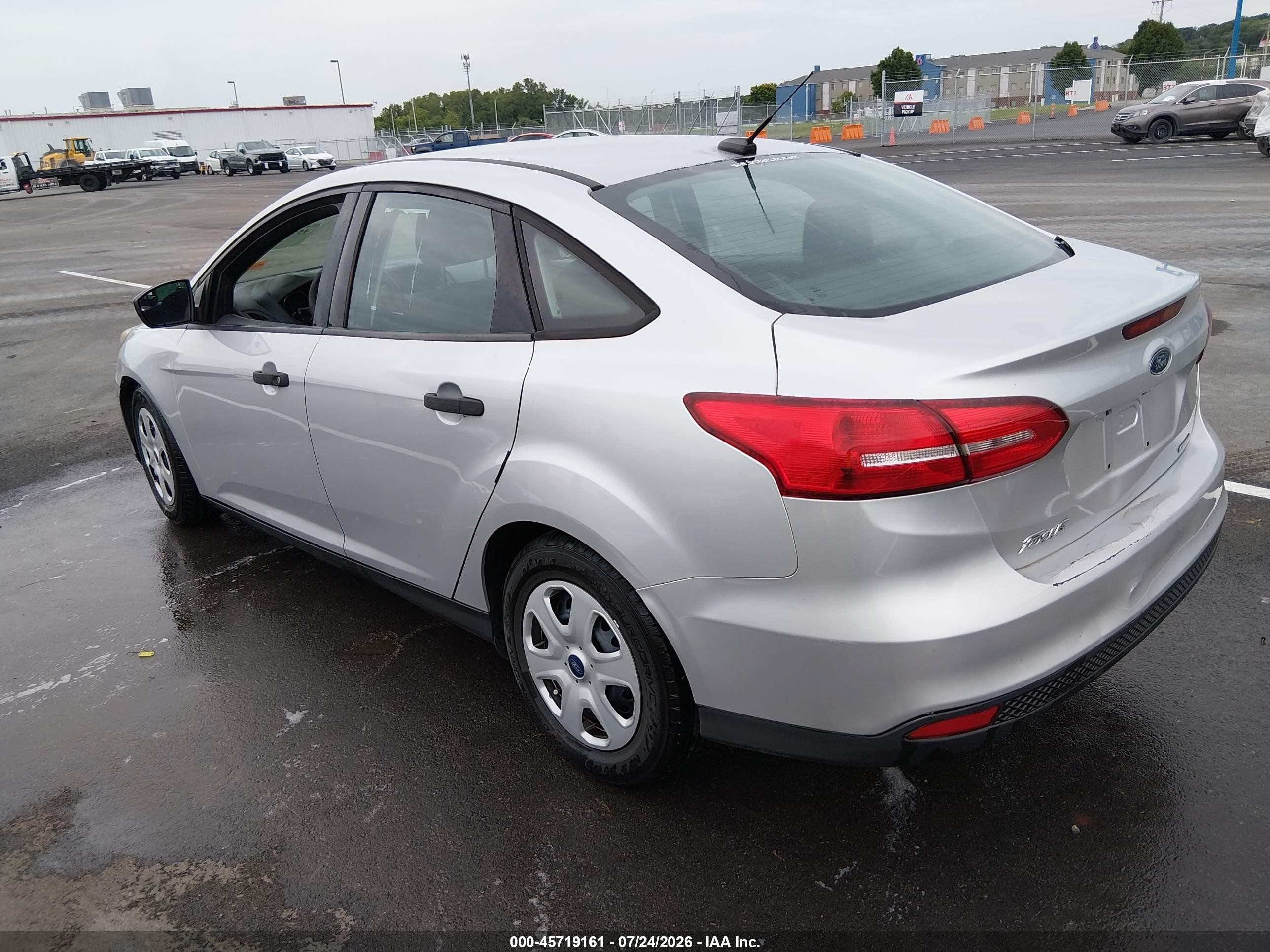 2015 Ford Focus S Серебряный vin: 1FADP3E22FL264262