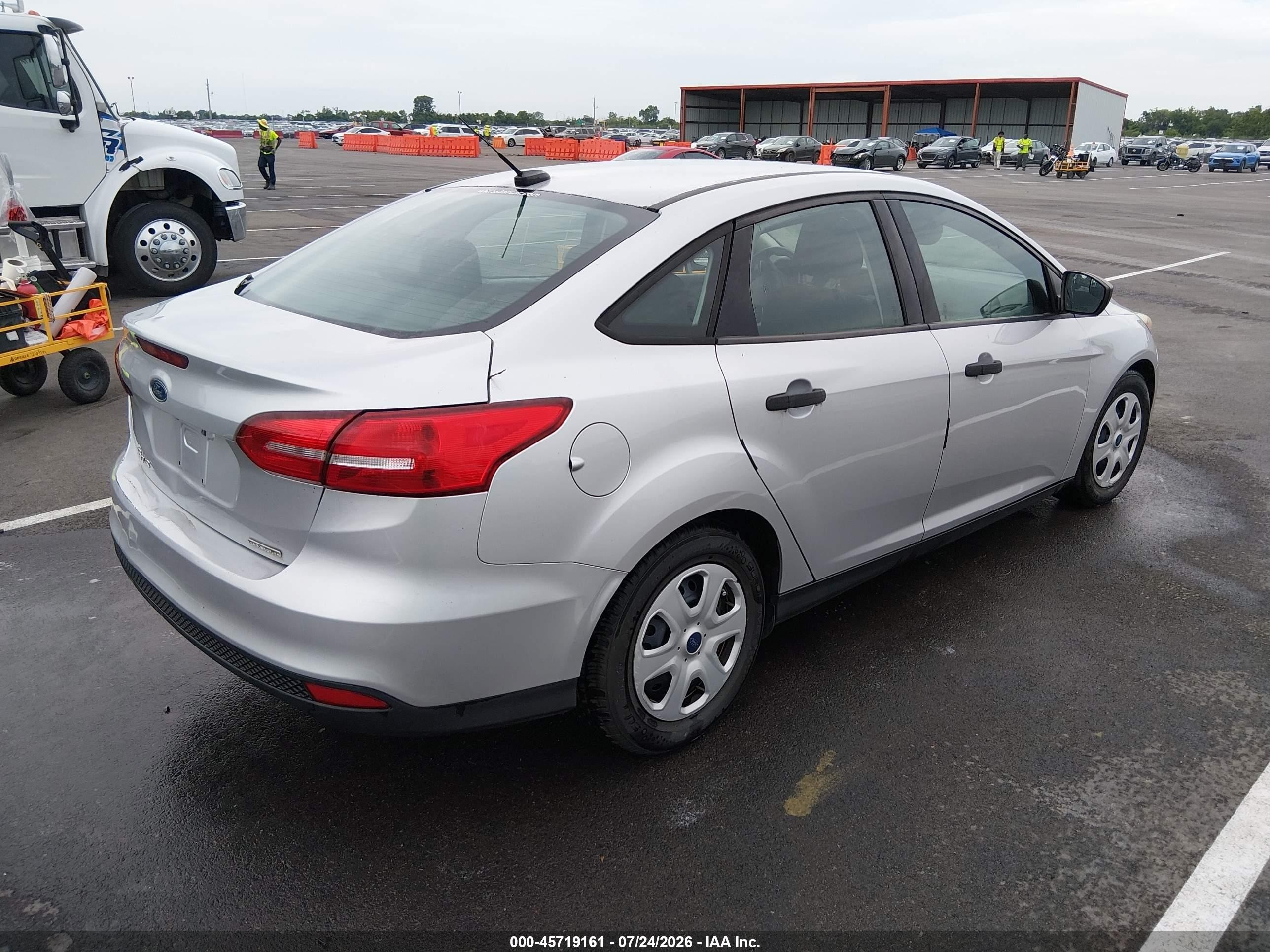 2015 Ford Focus S Серебряный vin: 1FADP3E22FL264262