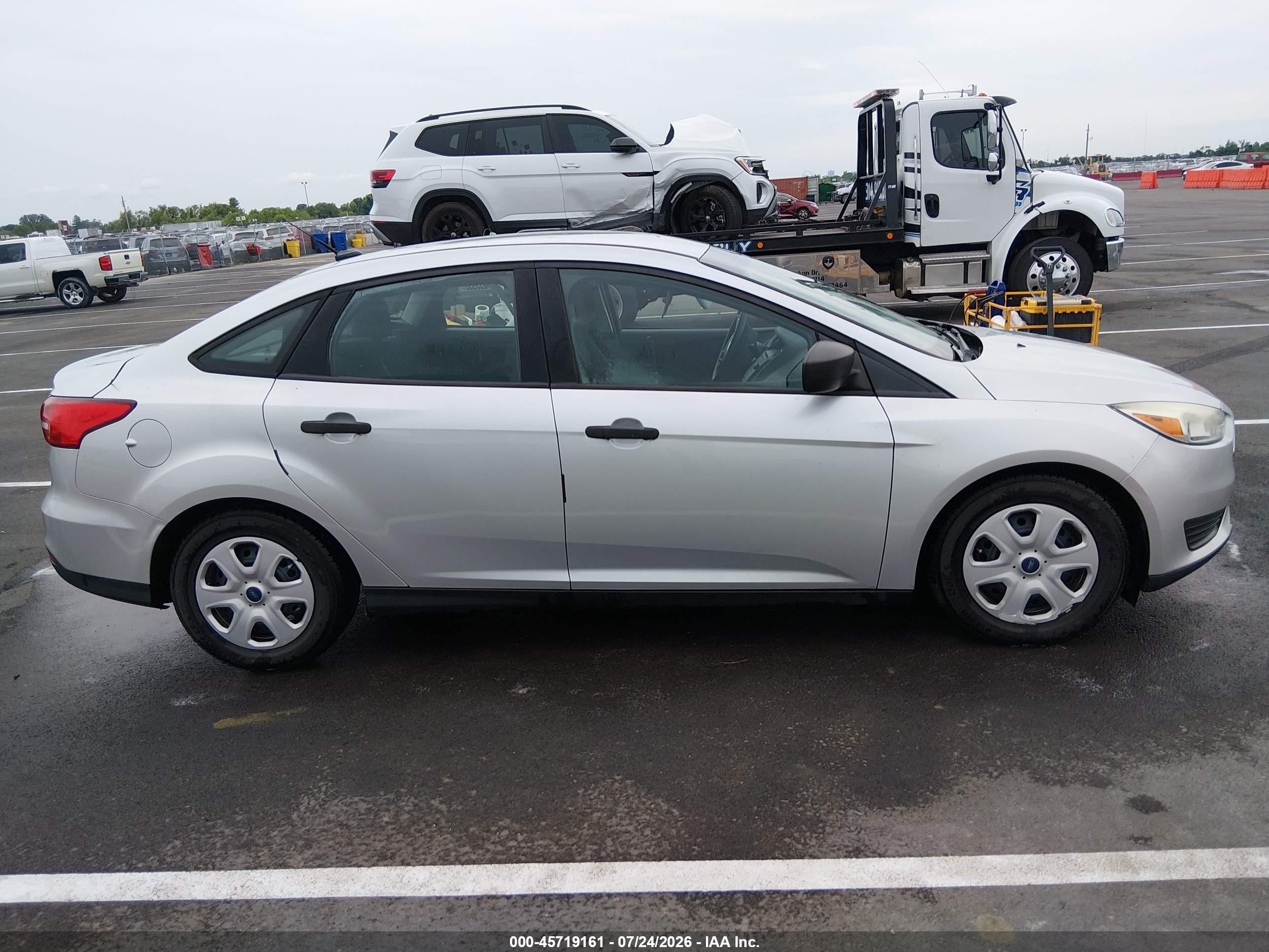 2015 Ford Focus S Серебряный vin: 1FADP3E22FL264262