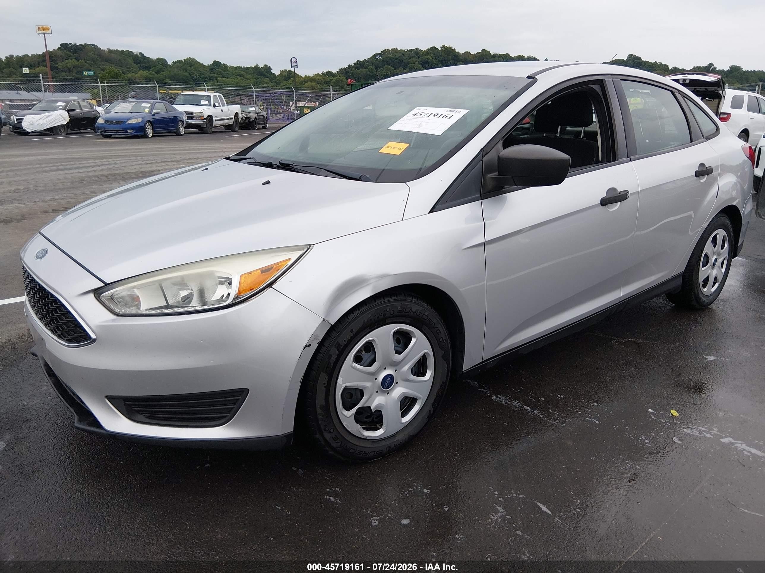 2015 Ford Focus S Серебряный vin: 1FADP3E22FL264262