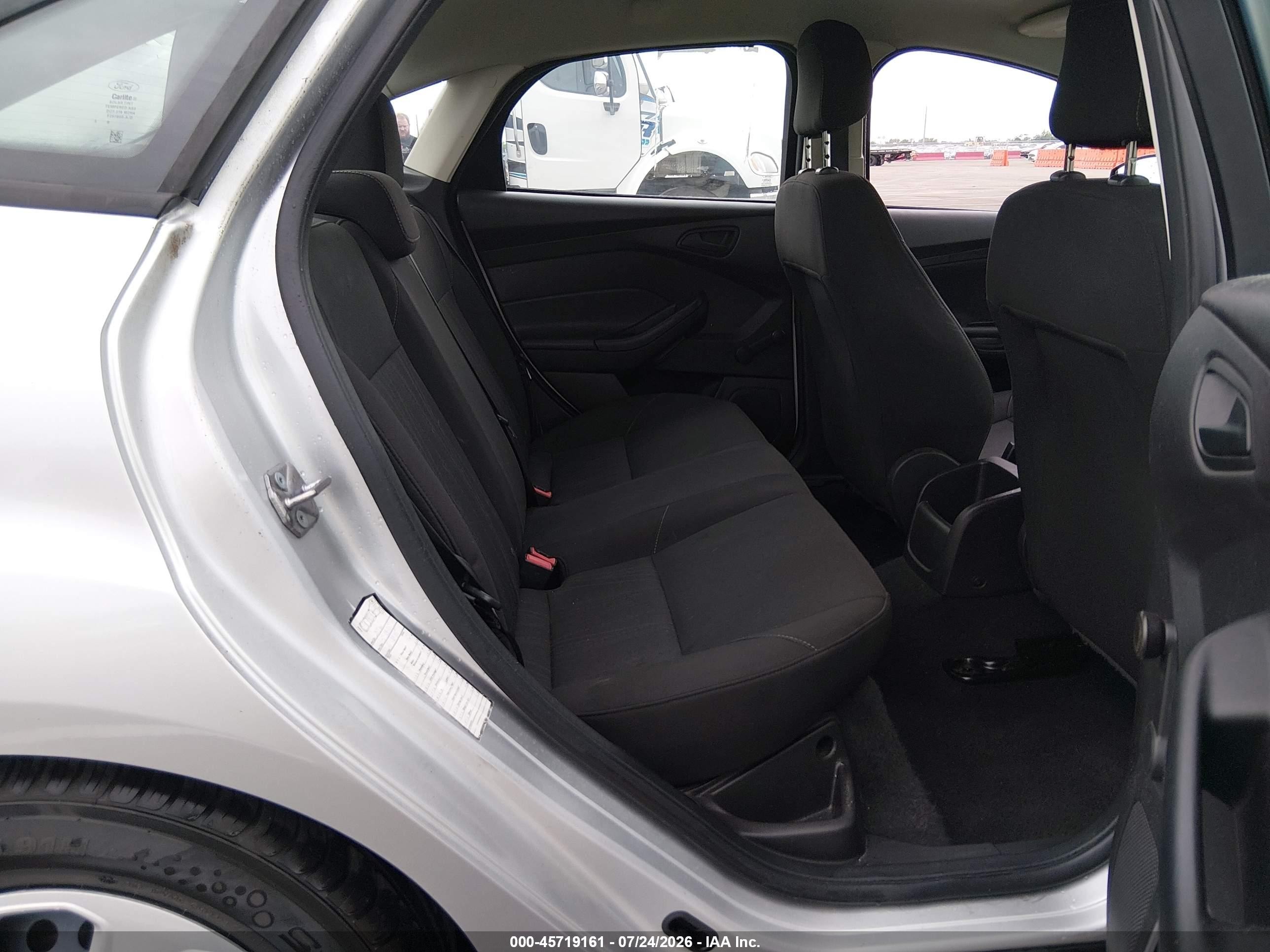 2015 Ford Focus S Серебряный vin: 1FADP3E22FL264262
