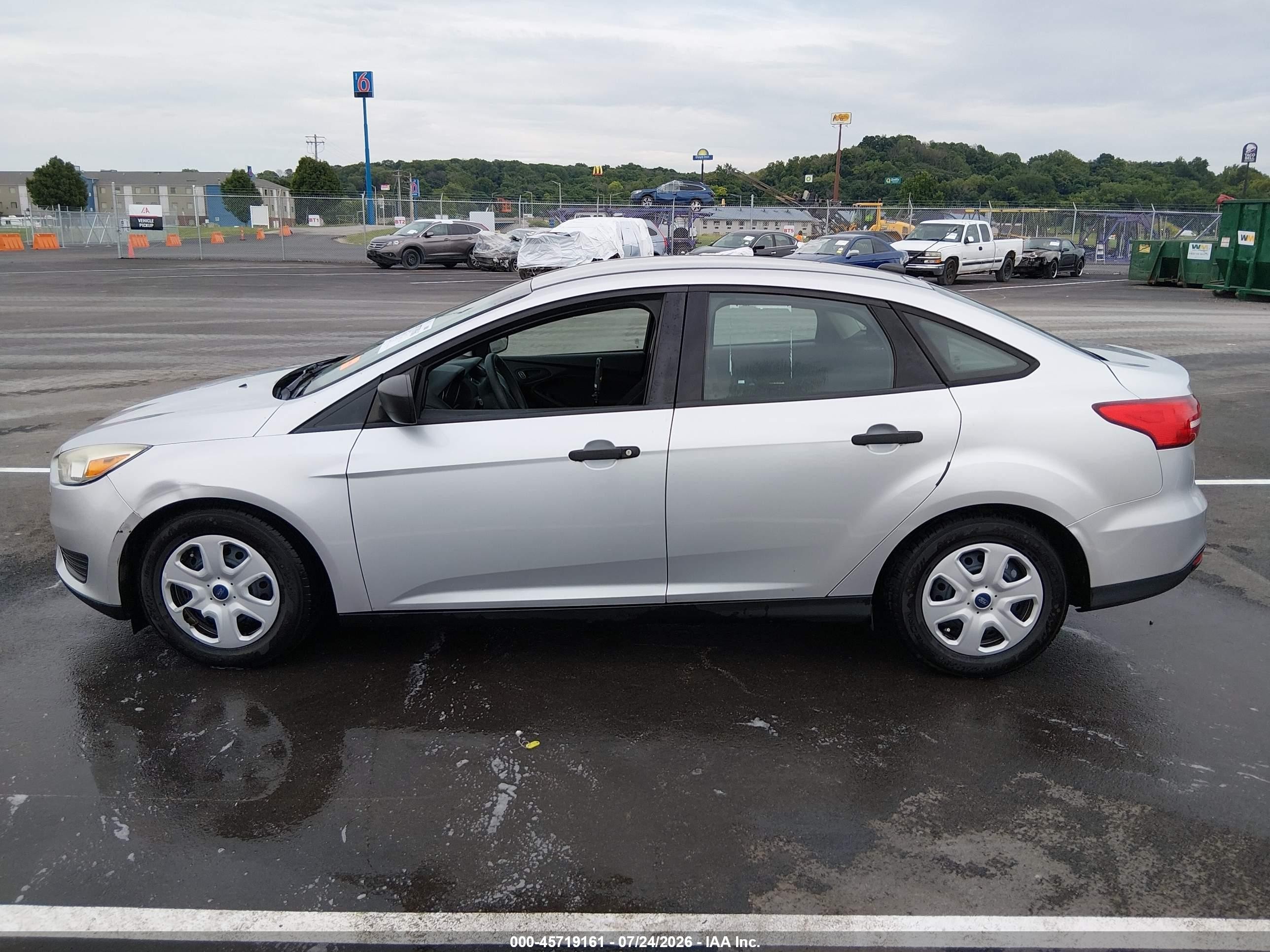 2015 Ford Focus S Серебряный vin: 1FADP3E22FL264262