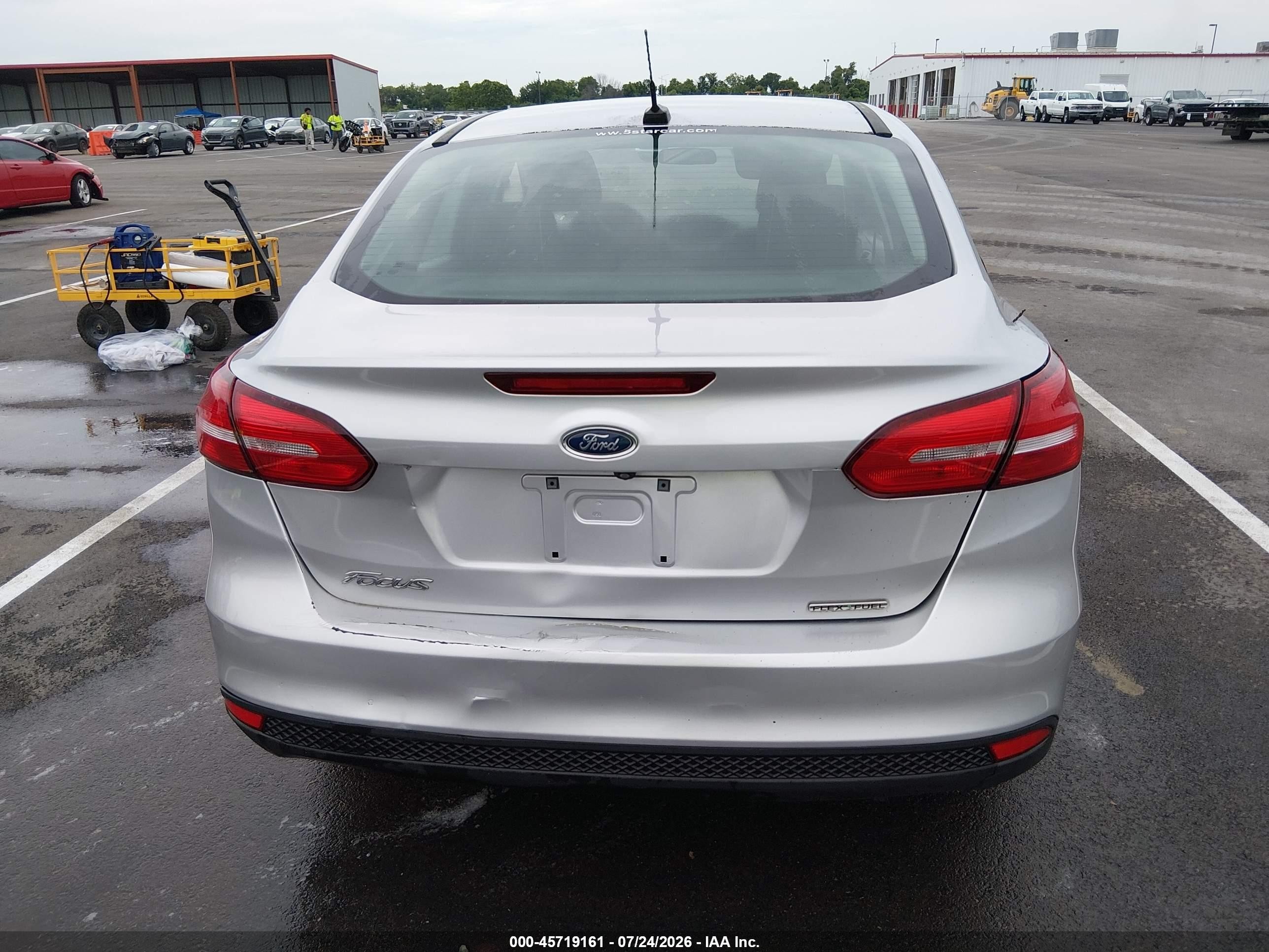 2015 Ford Focus S Серебряный vin: 1FADP3E22FL264262