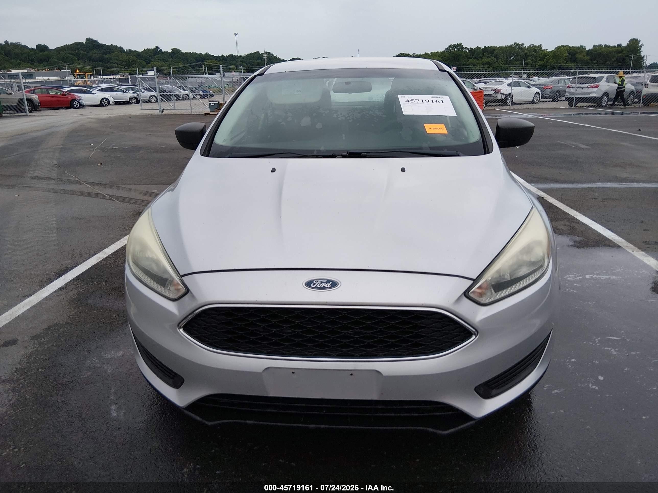 2015 Ford Focus S Серебряный vin: 1FADP3E22FL264262