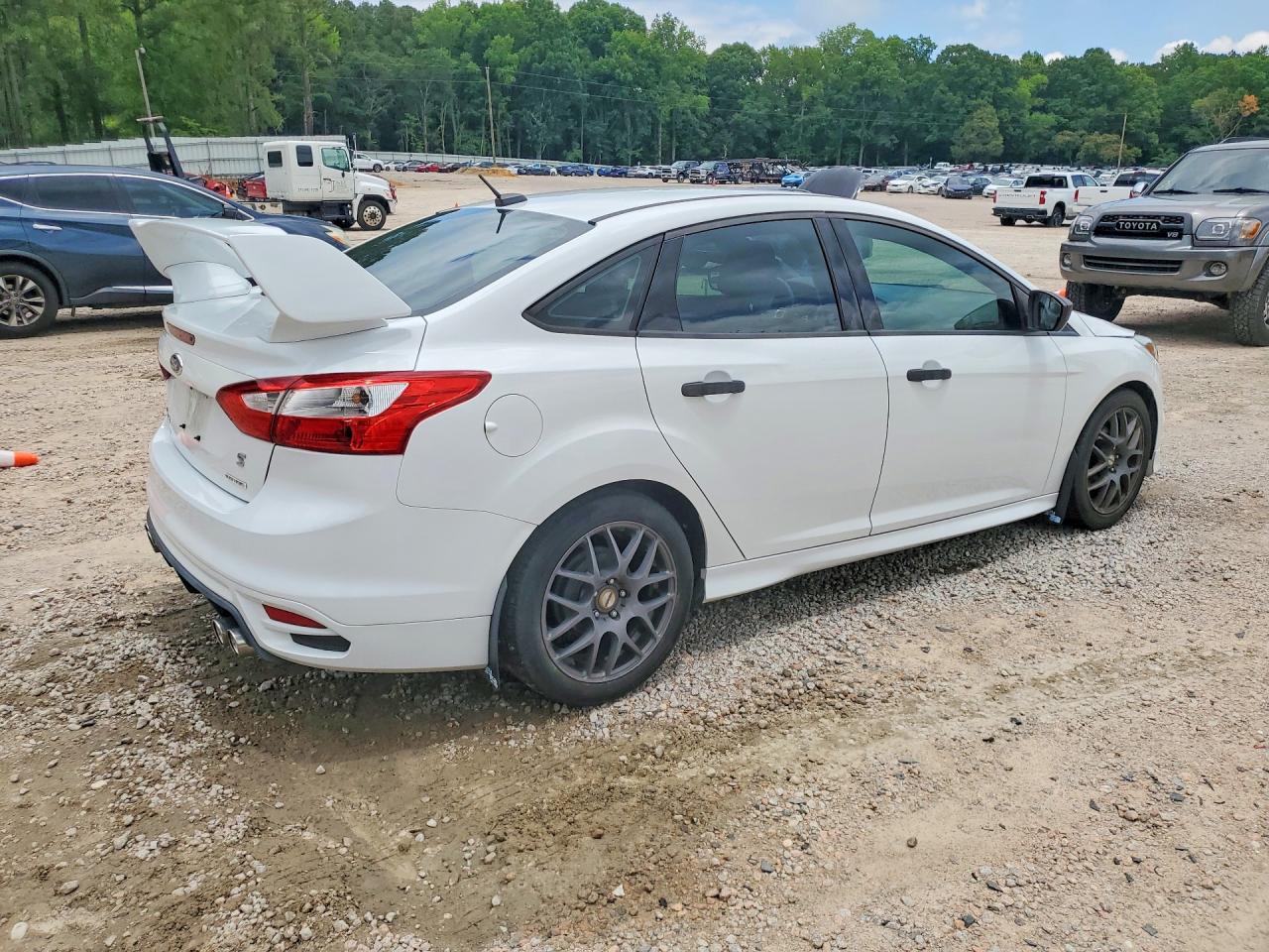 2013 Ford Focus S White vin: 1FADP3E23DL379594
