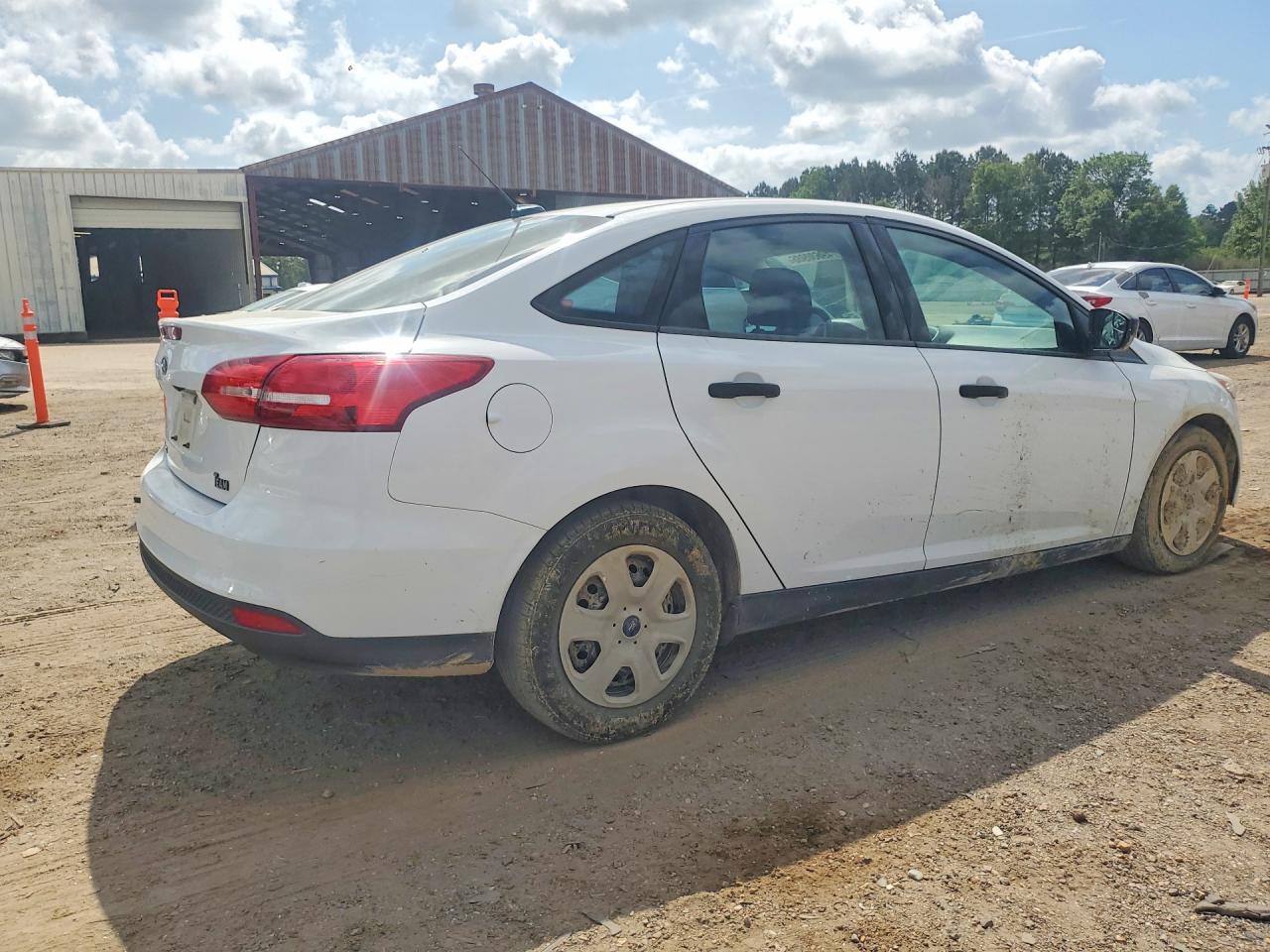 2017 Ford Focus S Белый vin: 1FADP3E23HL297936