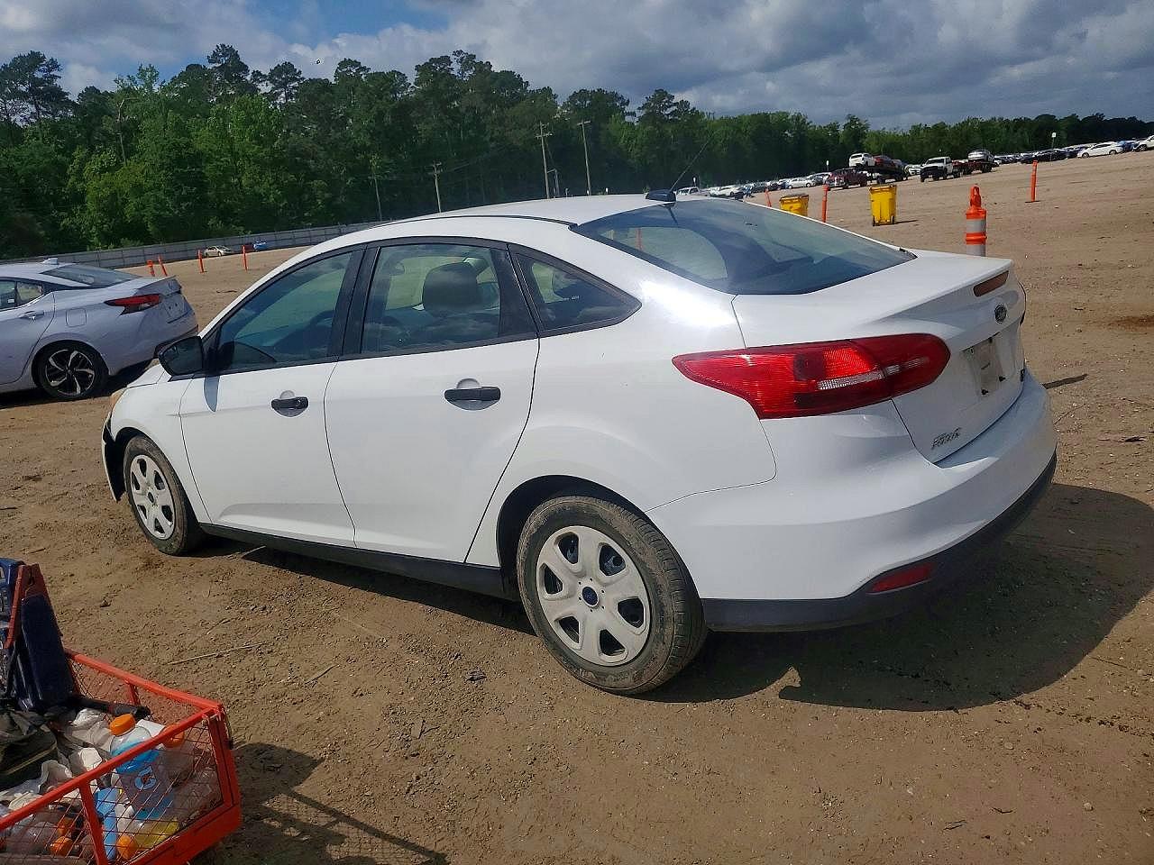 2017 Ford Focus S Белый vin: 1FADP3E23HL297936