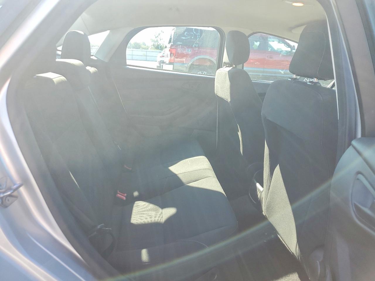 2018 Ford Focus S Silver vin: 1FADP3E24JL202435