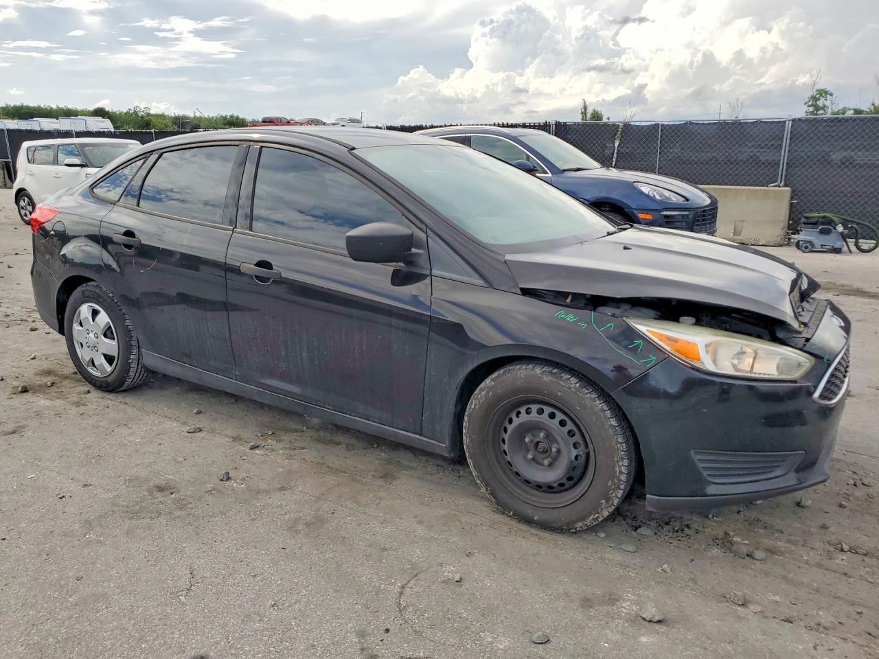2018 Ford Focus S Черный vin: 1FADP3E25JL204100