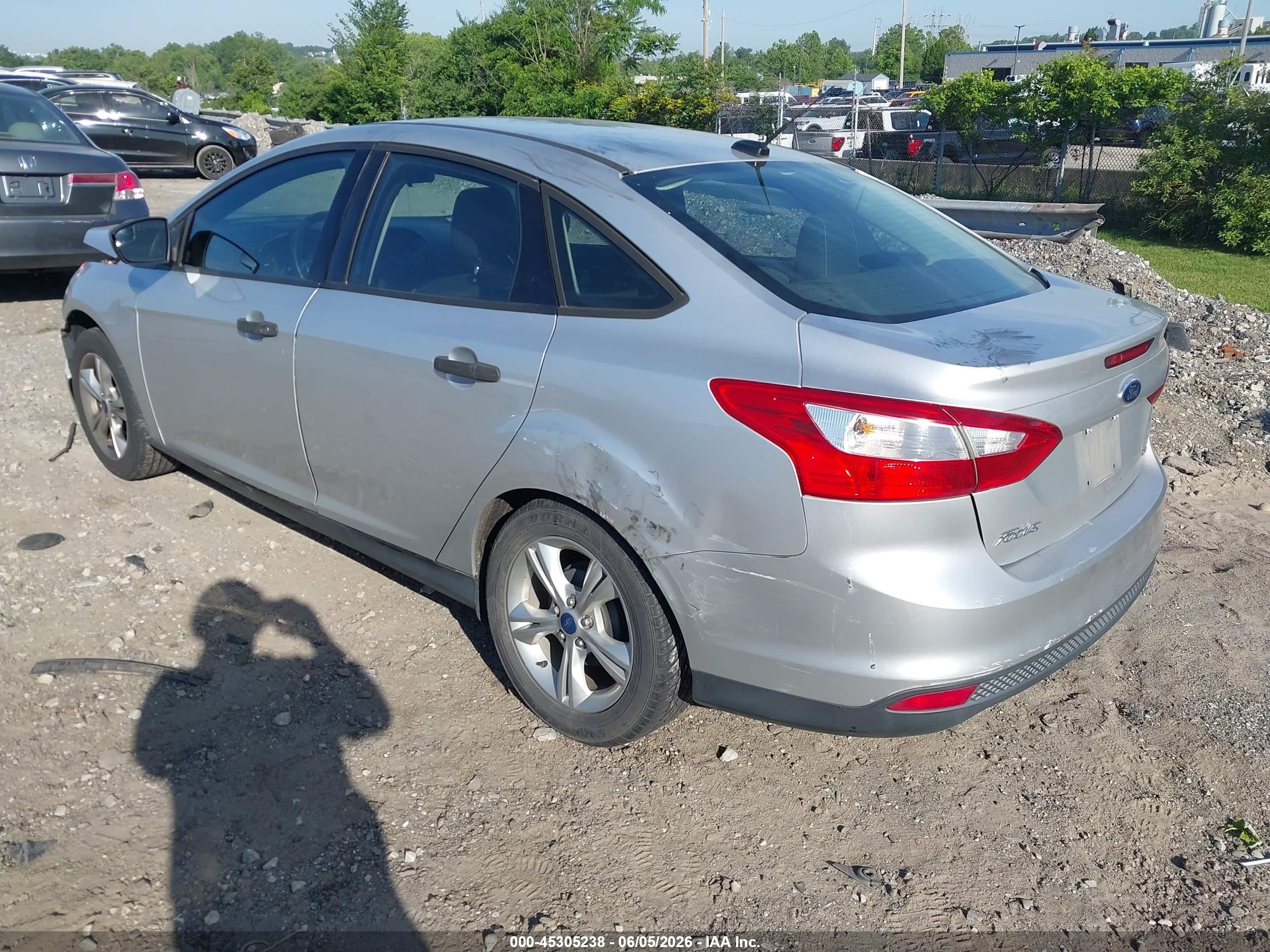 2013 Ford Focus S Серебряный vin: 1FADP3E26DL180636
