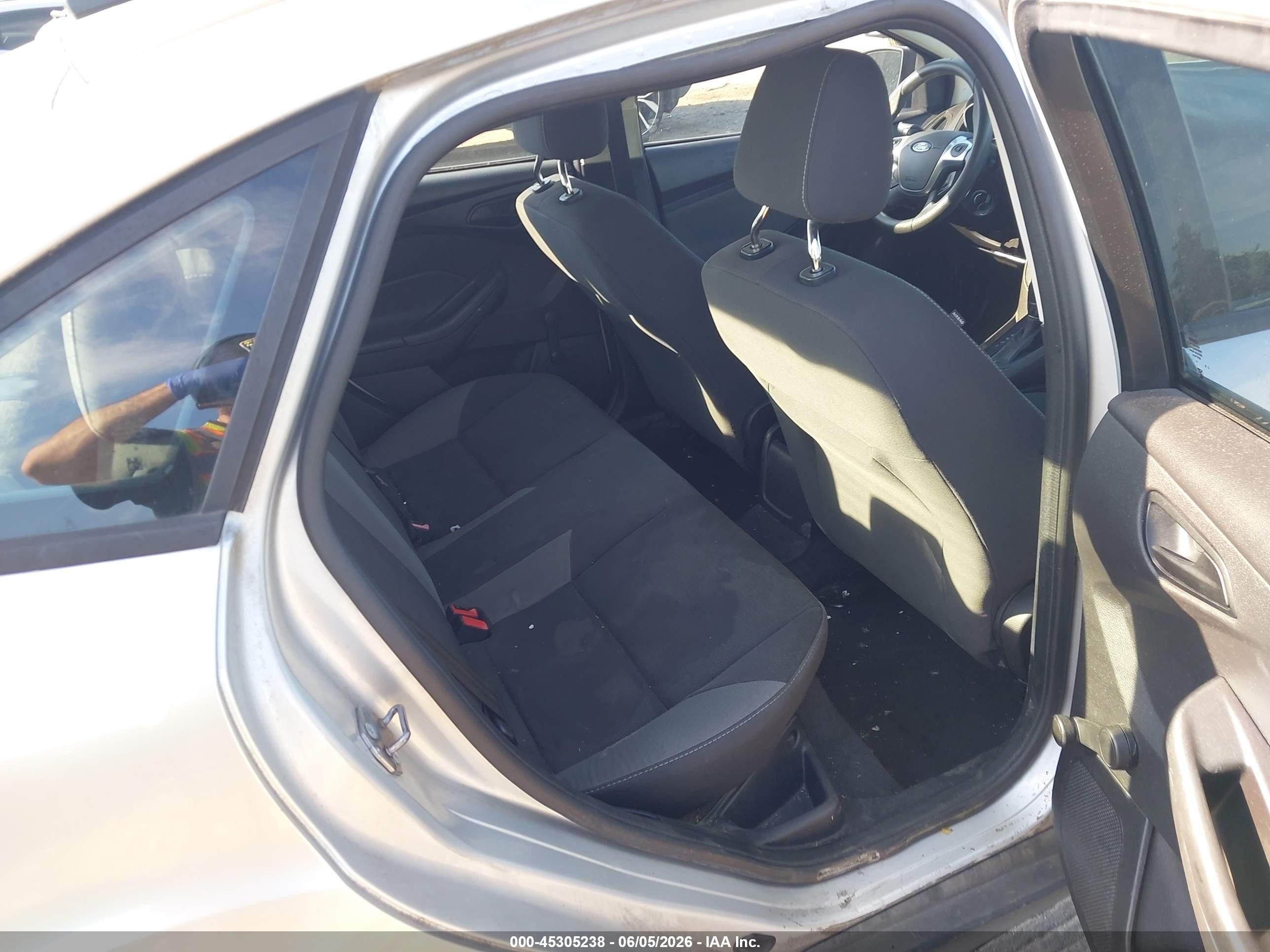 2013 Ford Focus S Серебряный vin: 1FADP3E26DL180636