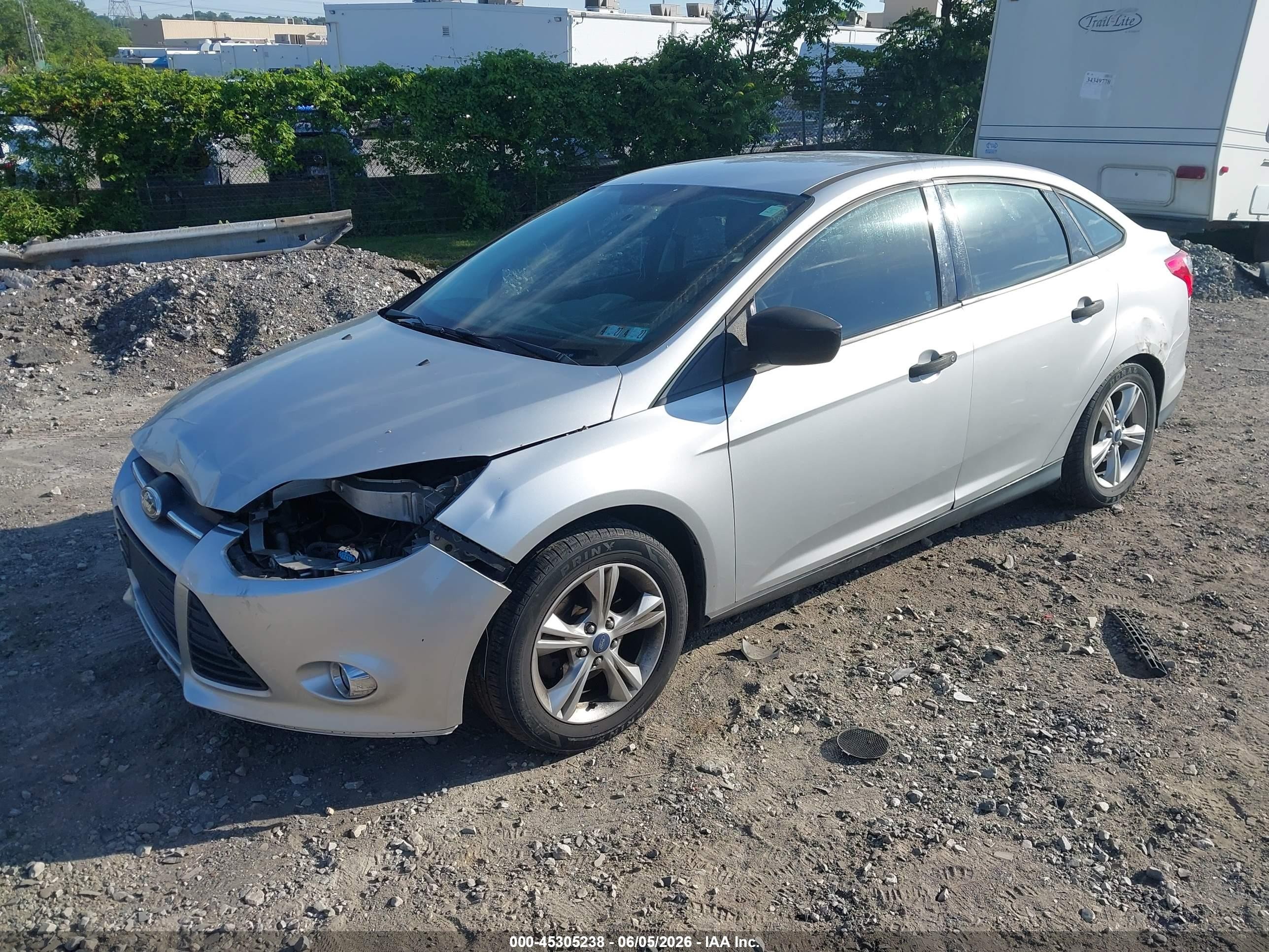 2013 Ford Focus S Серебряный vin: 1FADP3E26DL180636