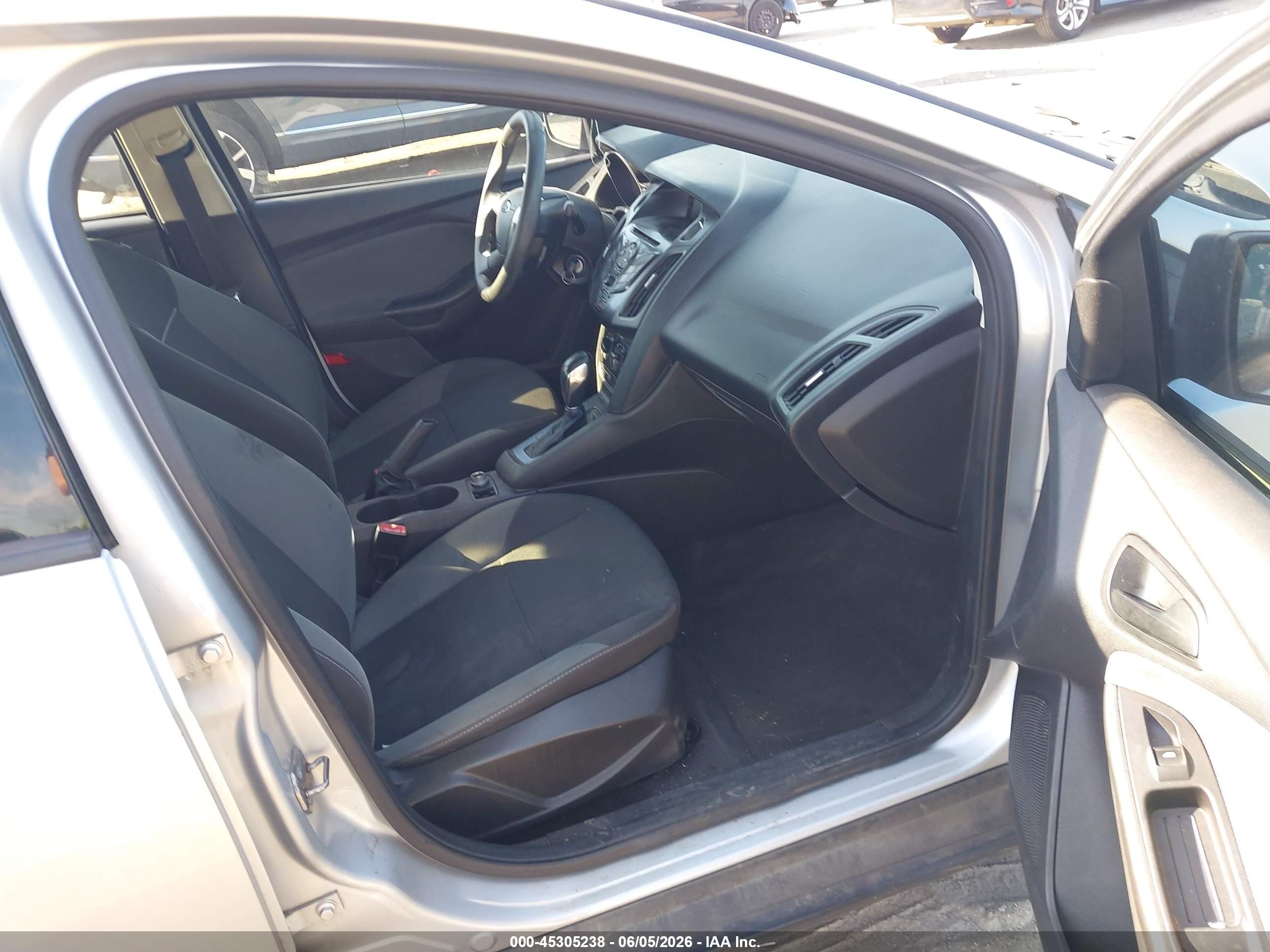 2013 Ford Focus S Серебряный vin: 1FADP3E26DL180636