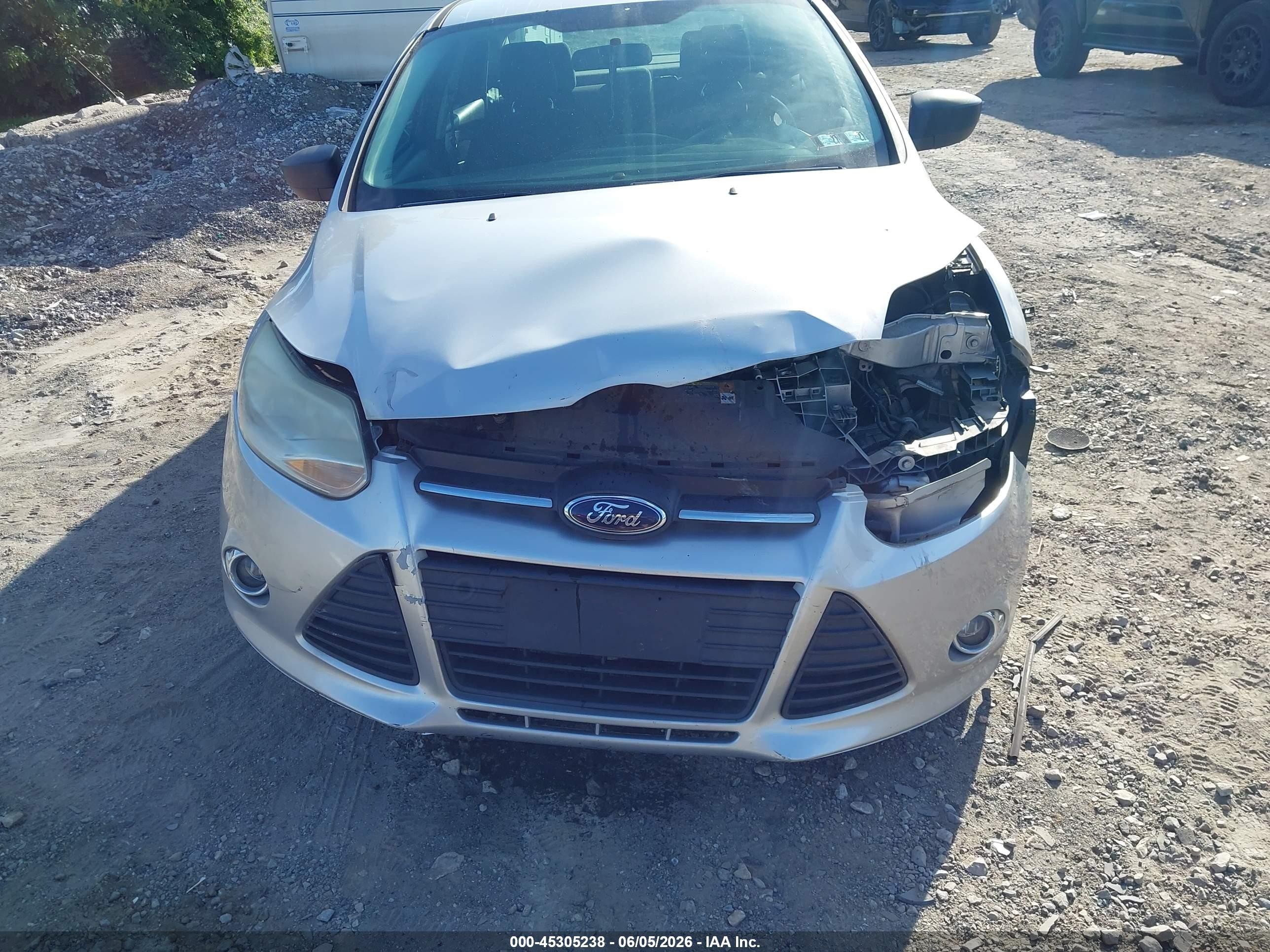 2013 Ford Focus S Серебряный vin: 1FADP3E26DL180636
