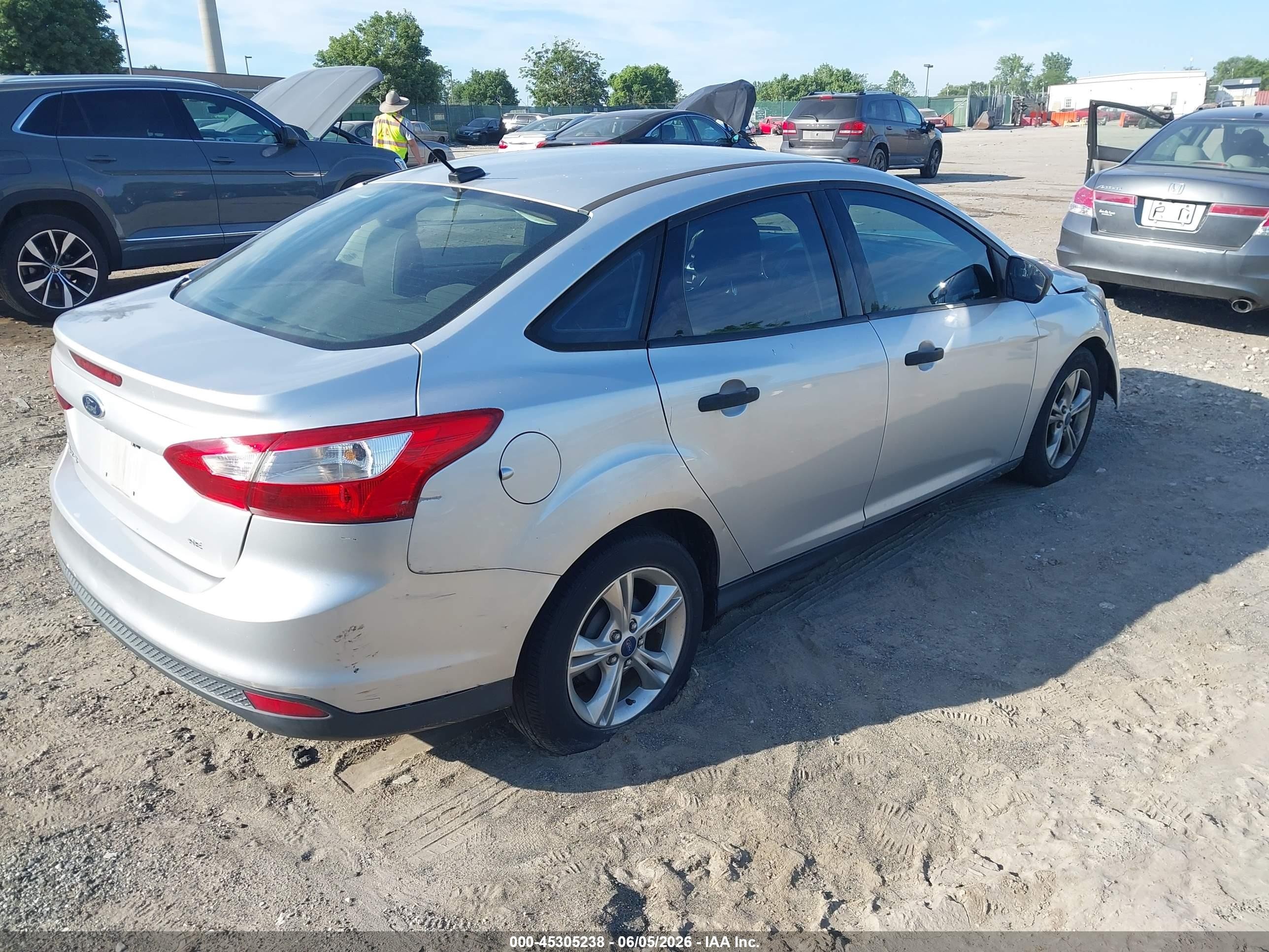 2013 Ford Focus S Серебряный vin: 1FADP3E26DL180636