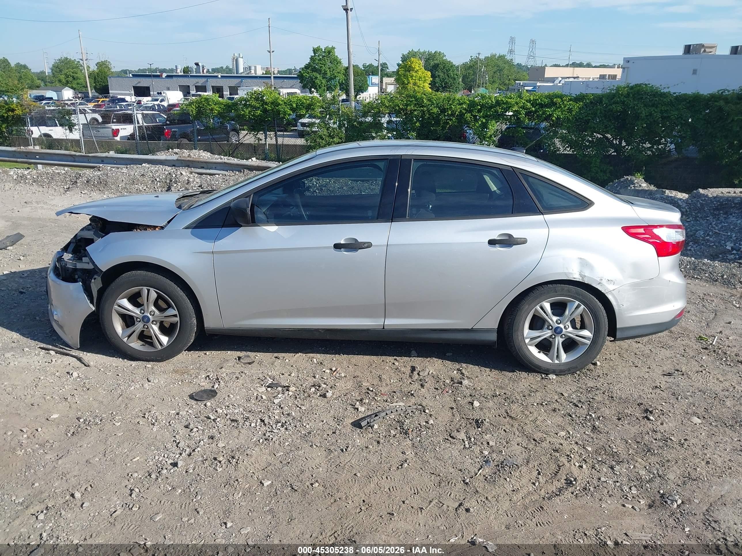 2013 Ford Focus S Серебряный vin: 1FADP3E26DL180636