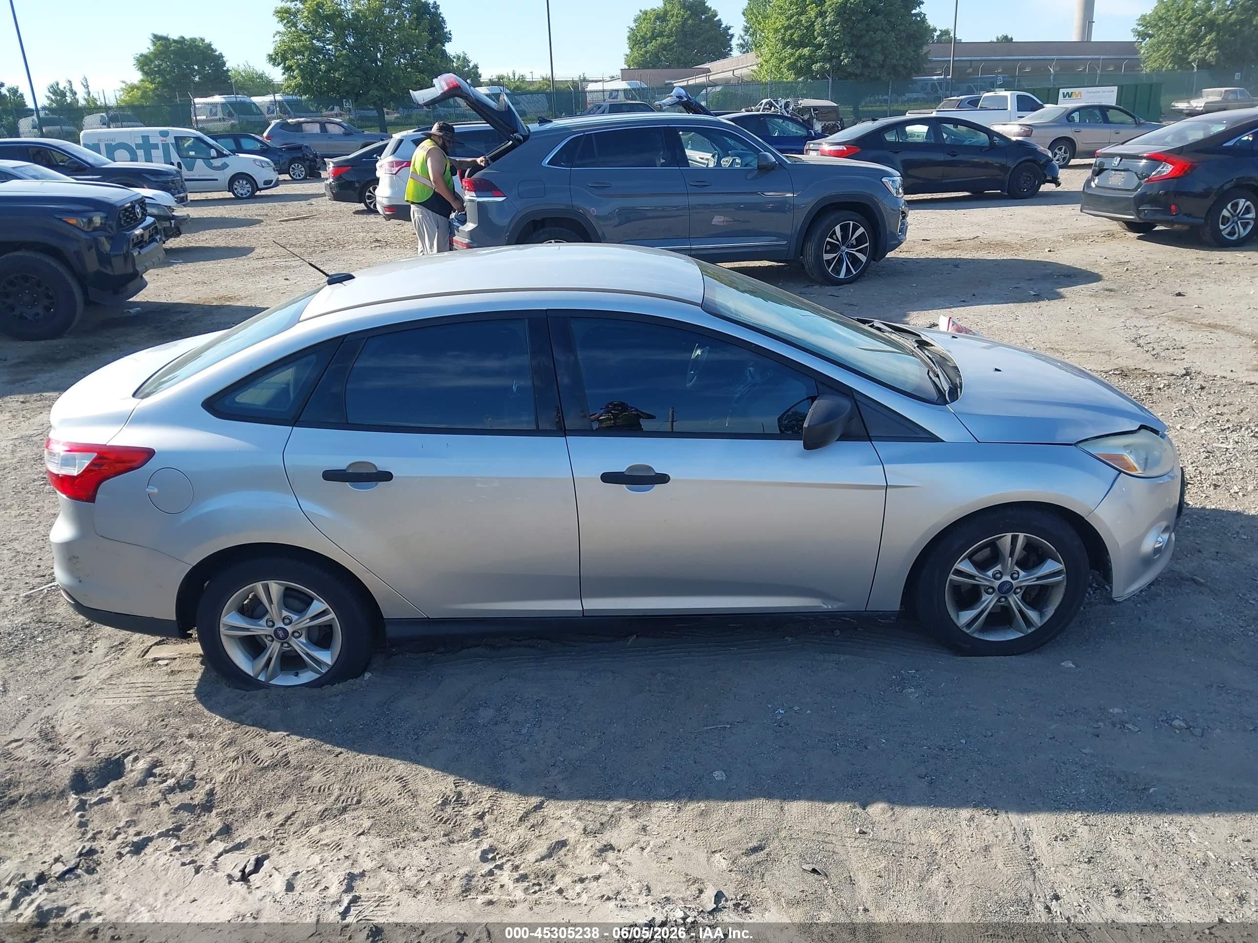 2013 Ford Focus S Серебряный vin: 1FADP3E26DL180636