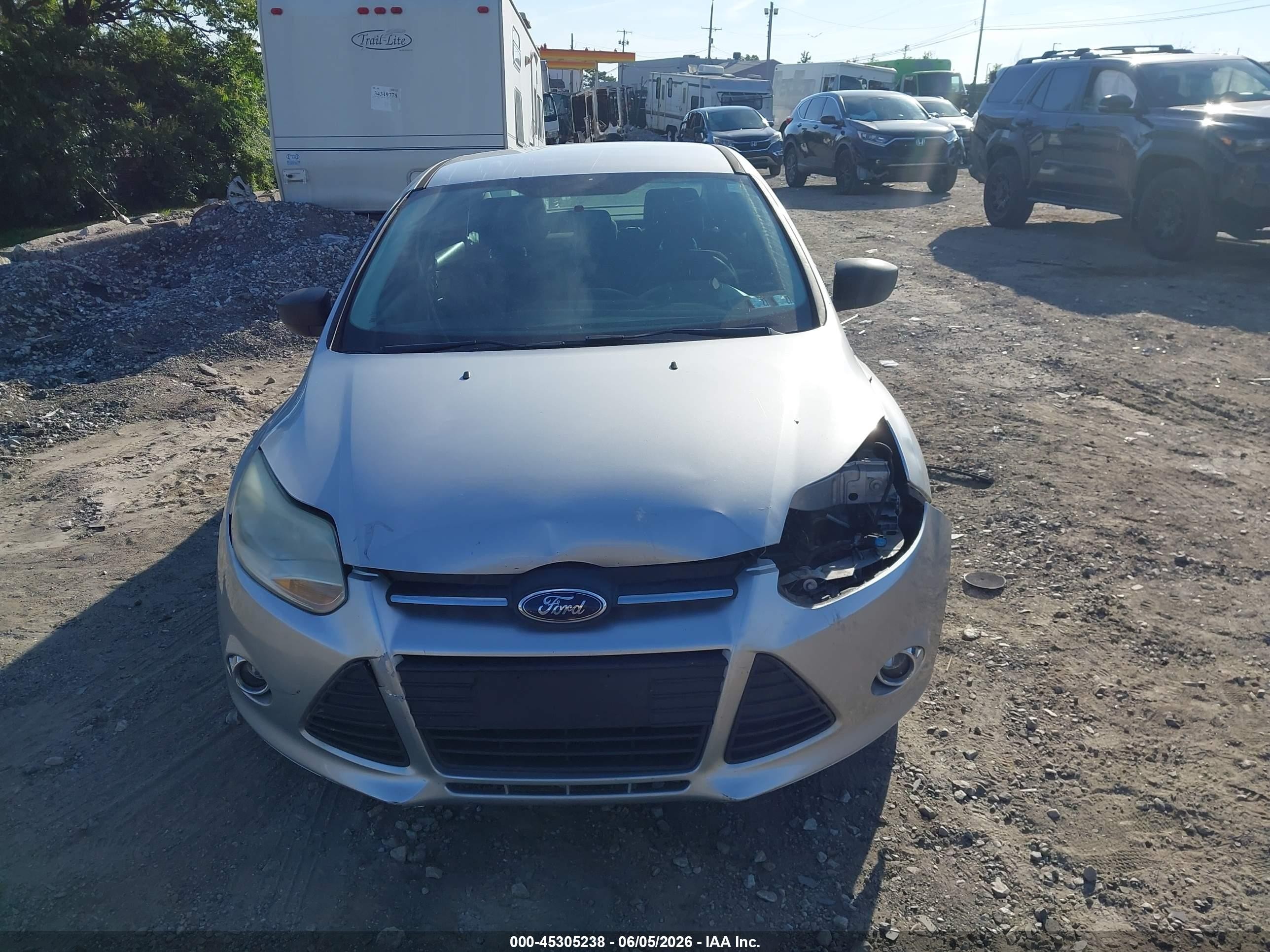 2013 Ford Focus S Серебряный vin: 1FADP3E26DL180636
