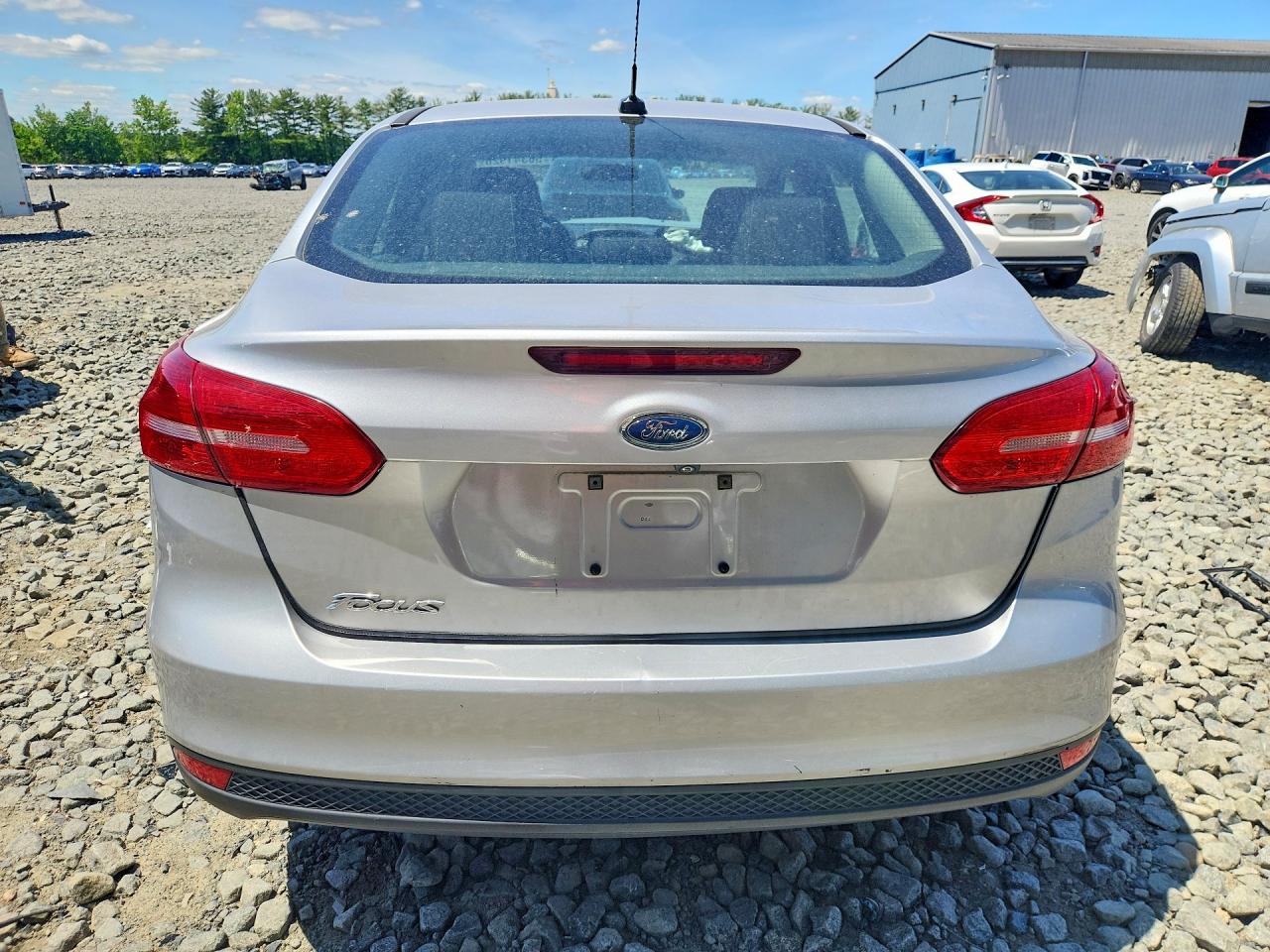 2015 Ford Focus S Серебряный vin: 1FADP3E26FL246542