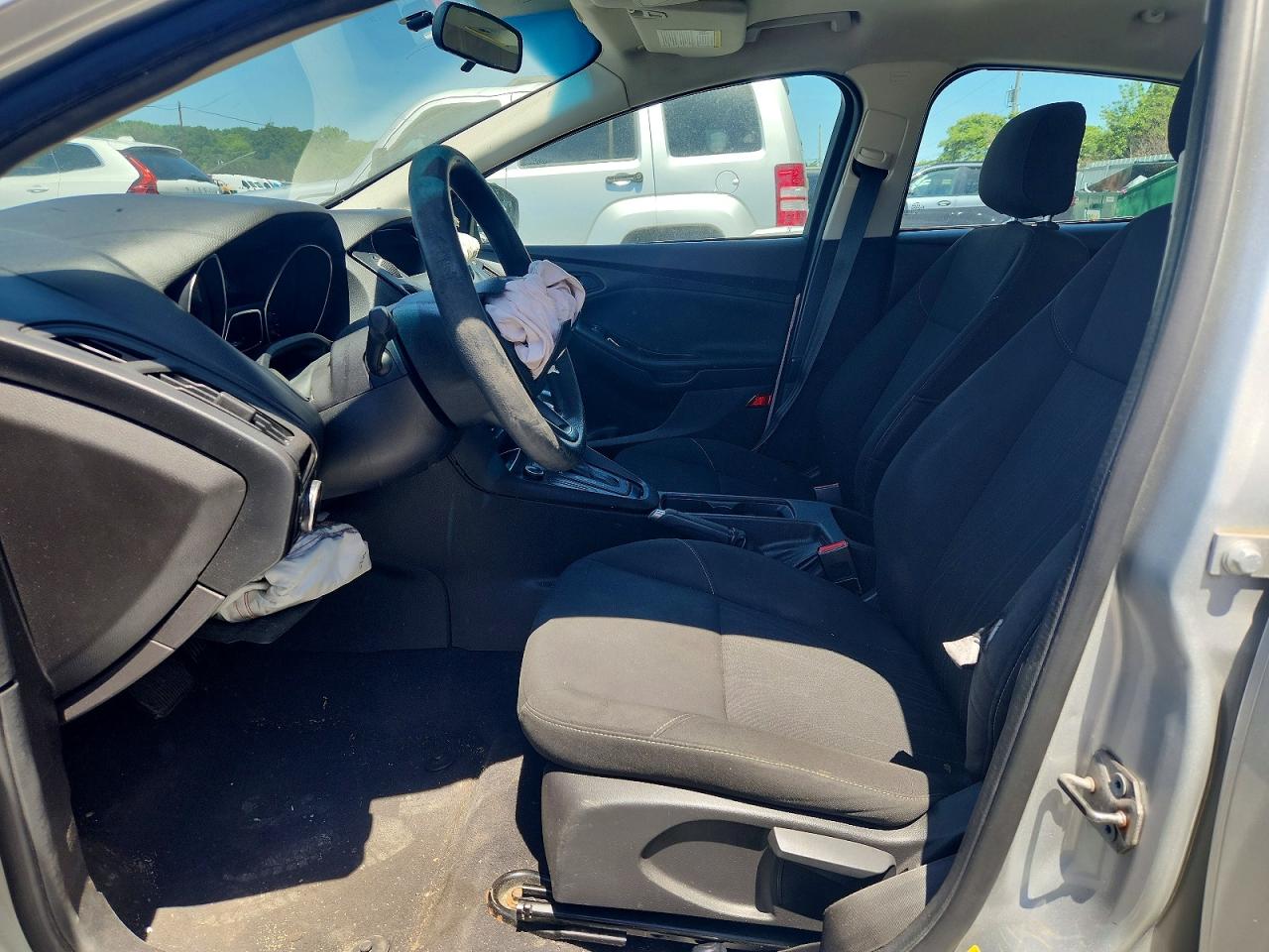 2015 Ford Focus S Серебряный vin: 1FADP3E26FL246542