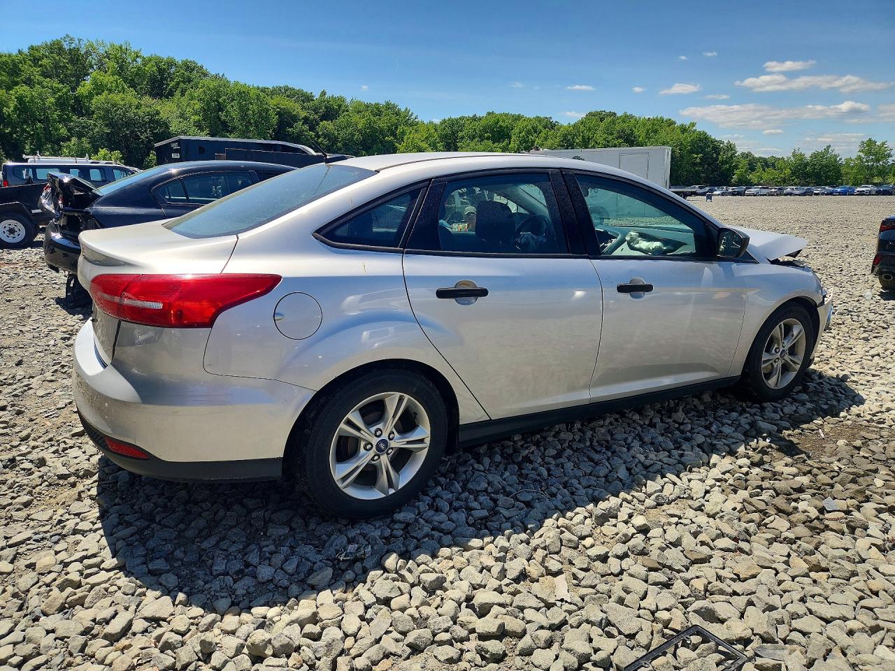 2015 Ford Focus S Серебряный vin: 1FADP3E26FL246542