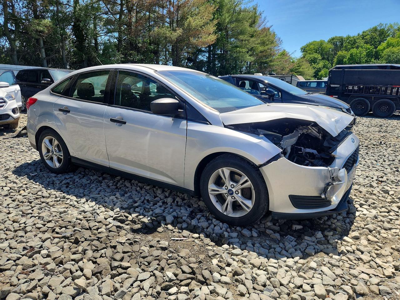 2015 Ford Focus S Серебряный vin: 1FADP3E26FL246542