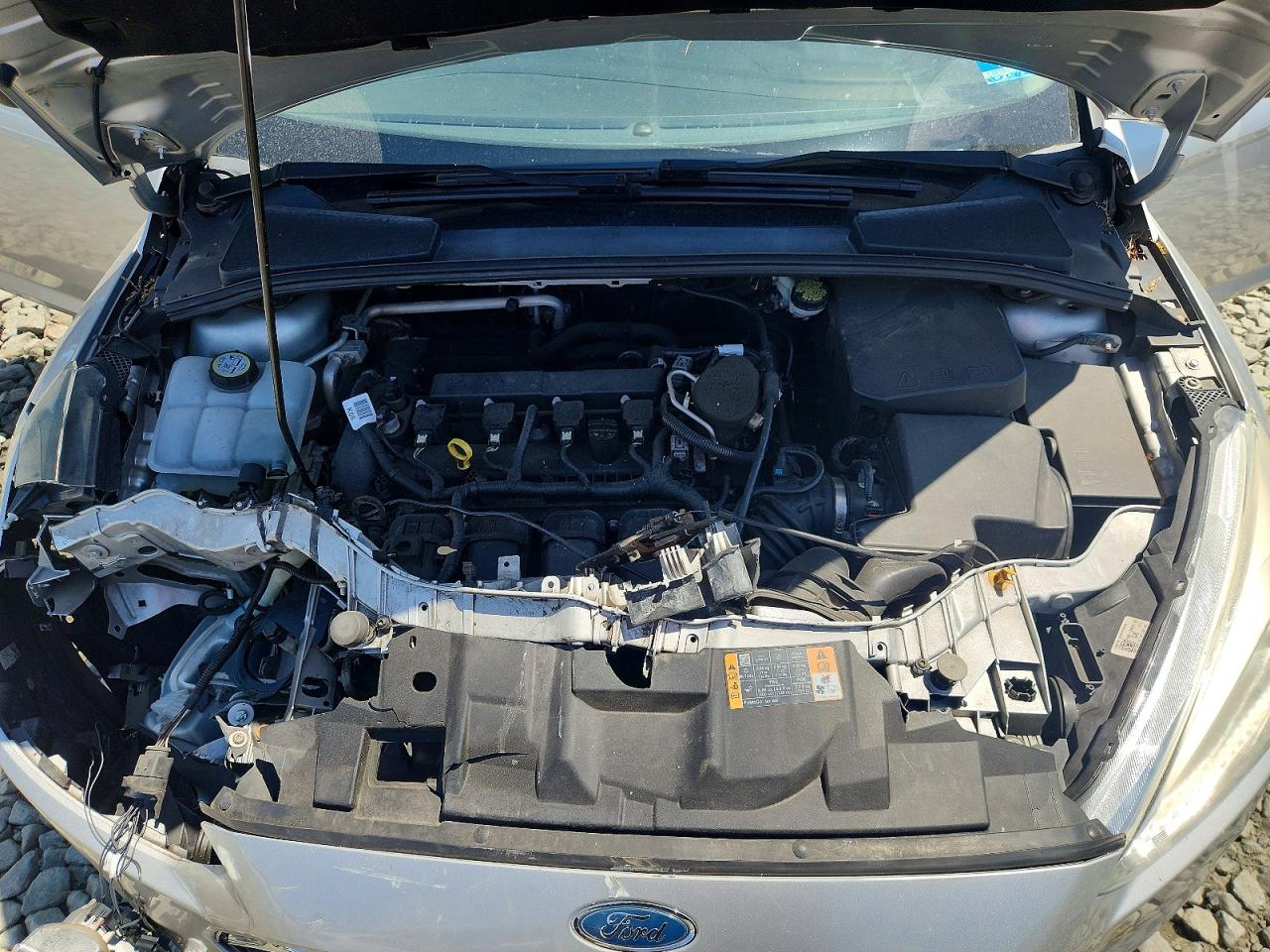 2015 Ford Focus S Серебряный vin: 1FADP3E26FL246542