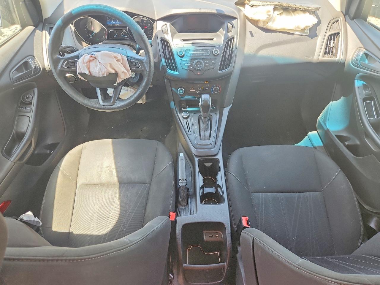 2015 Ford Focus S Серебряный vin: 1FADP3E26FL246542