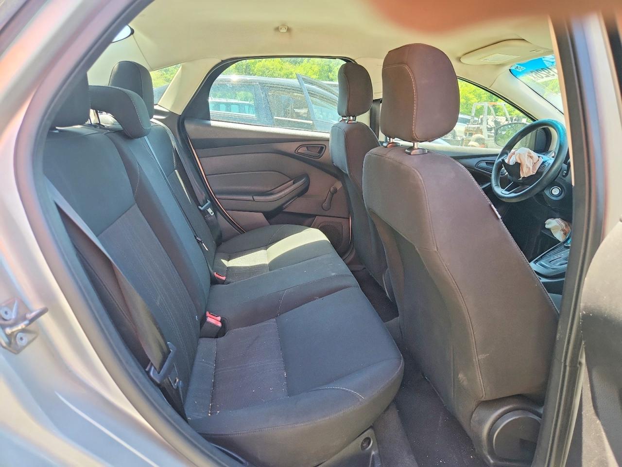 2015 Ford Focus S Серебряный vin: 1FADP3E26FL246542