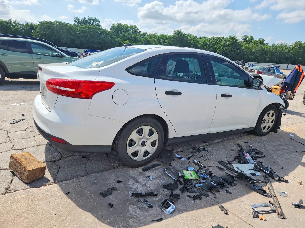 2015 Ford Focus S White vin: 1FADP3E26FL268802