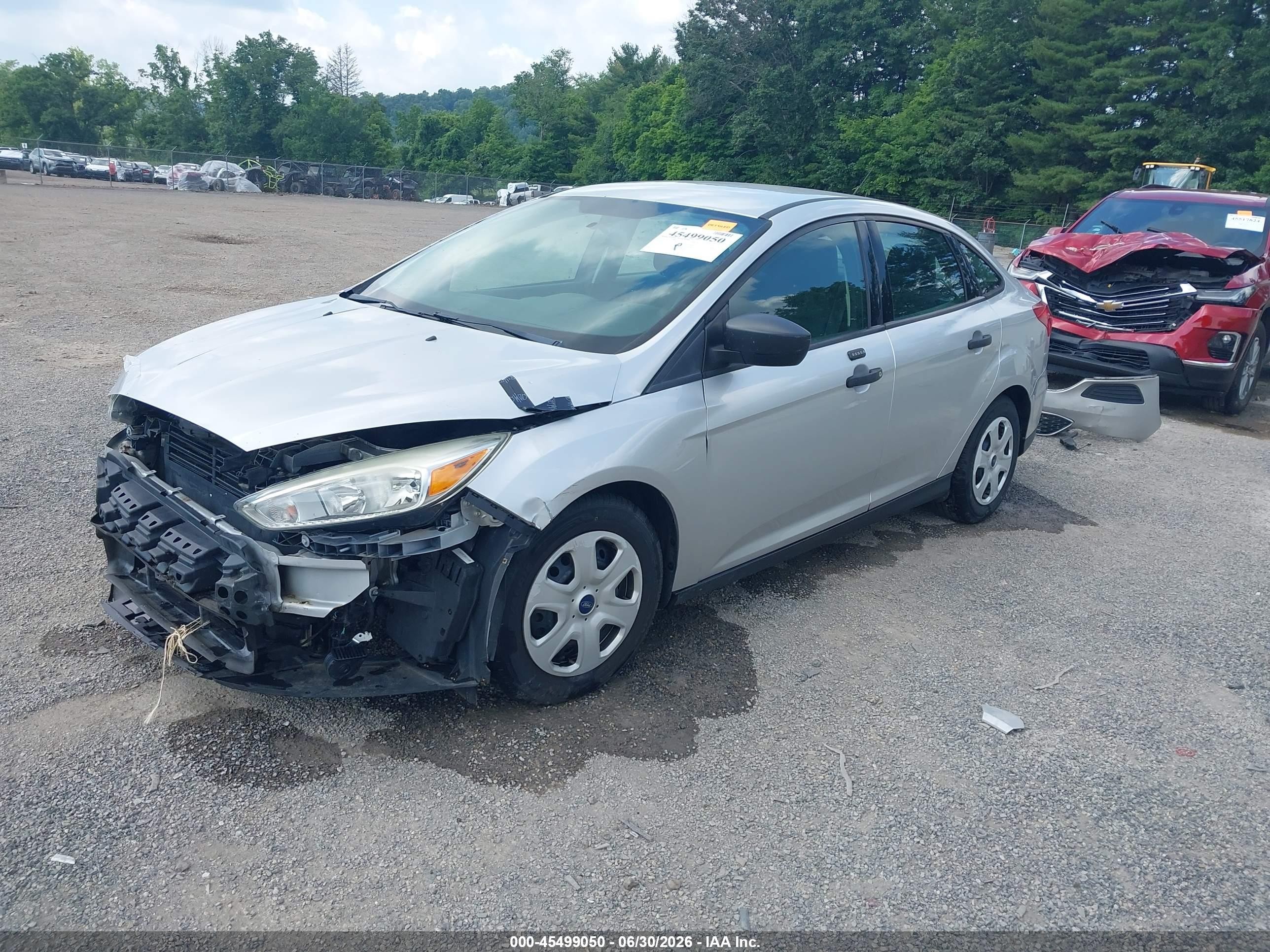 2015 Ford Focus S Серебряный vin: 1FADP3E27FL264256