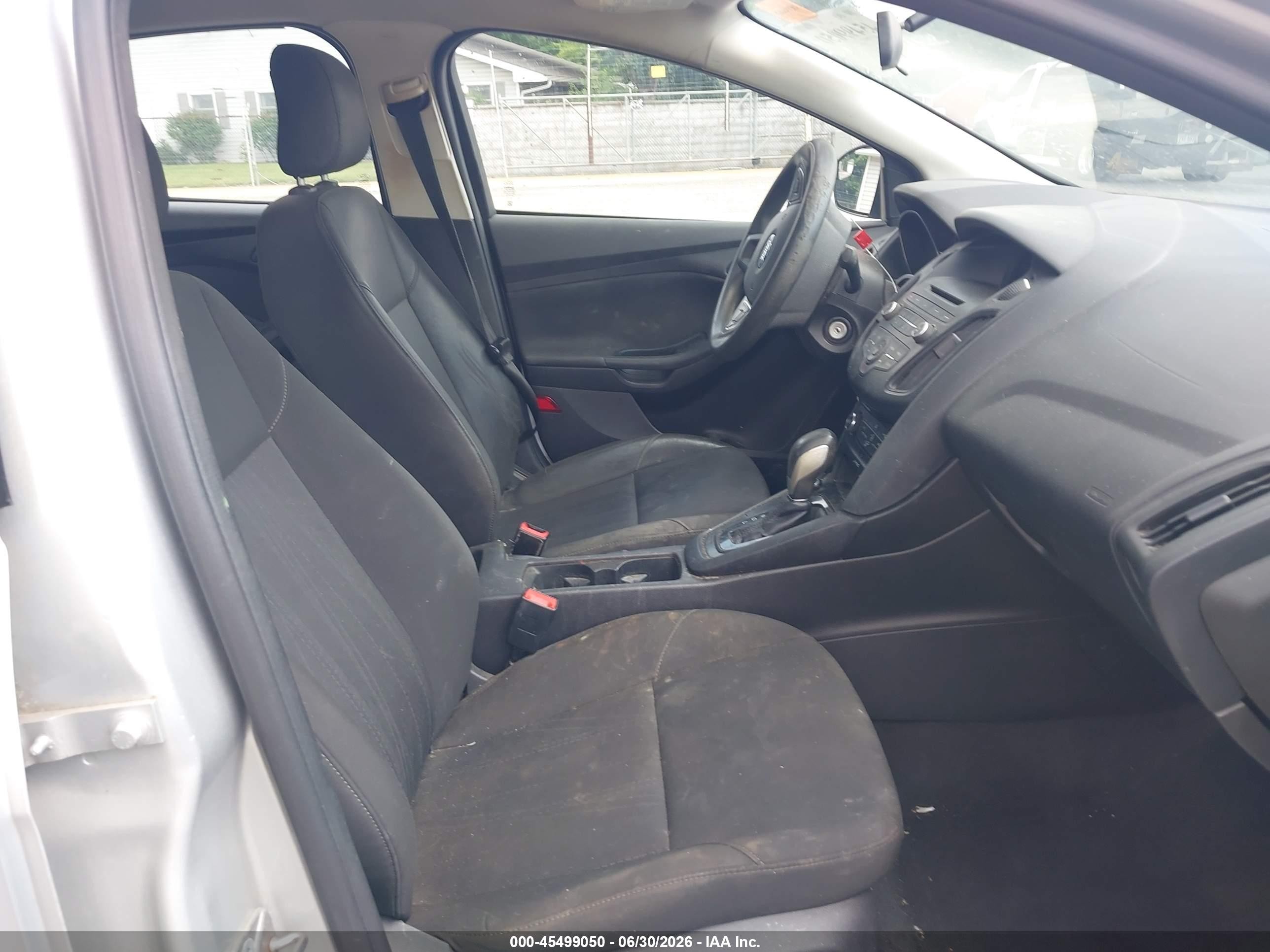 2015 Ford Focus S Серебряный vin: 1FADP3E27FL264256