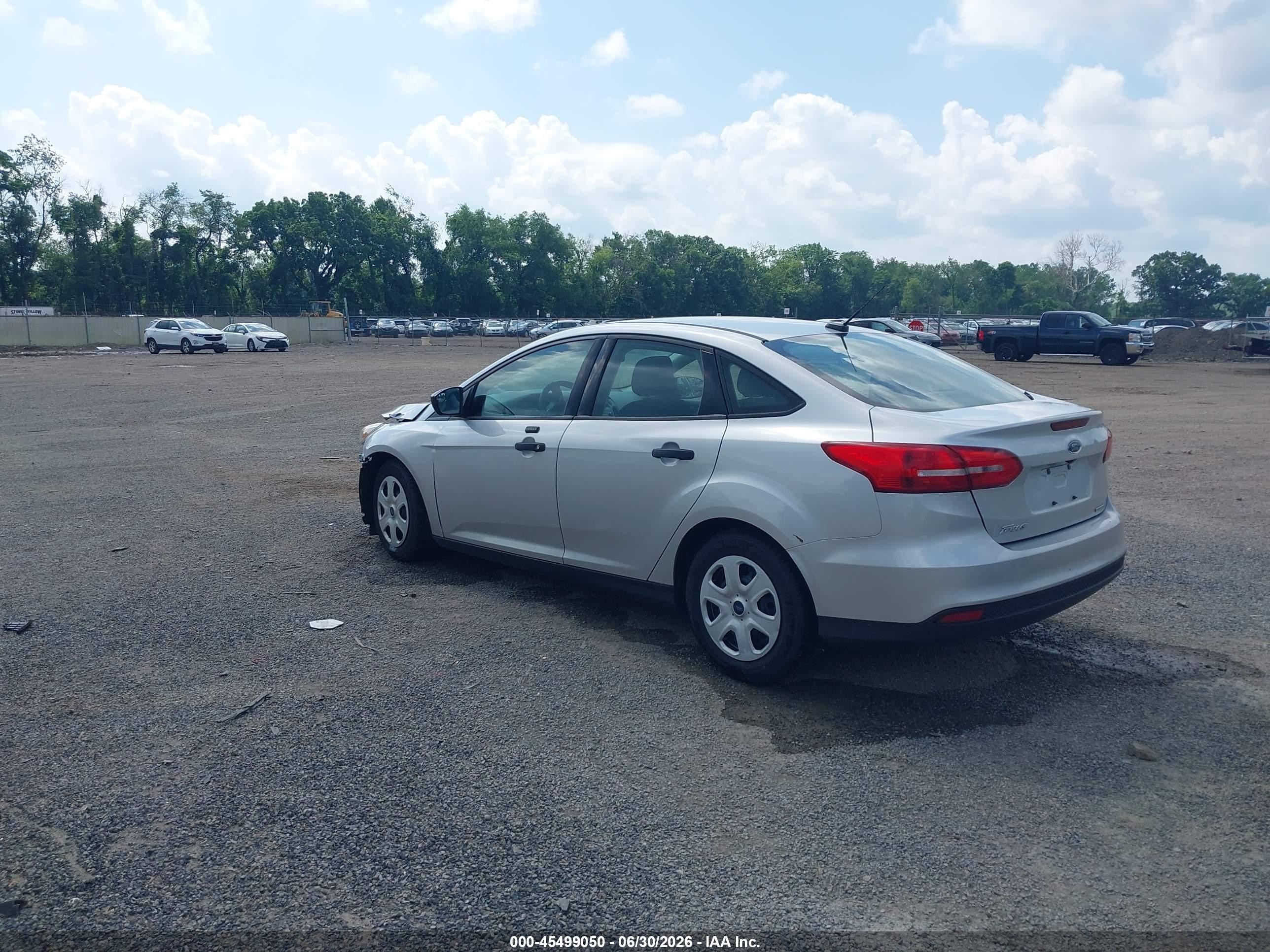 2015 Ford Focus S Серебряный vin: 1FADP3E27FL264256