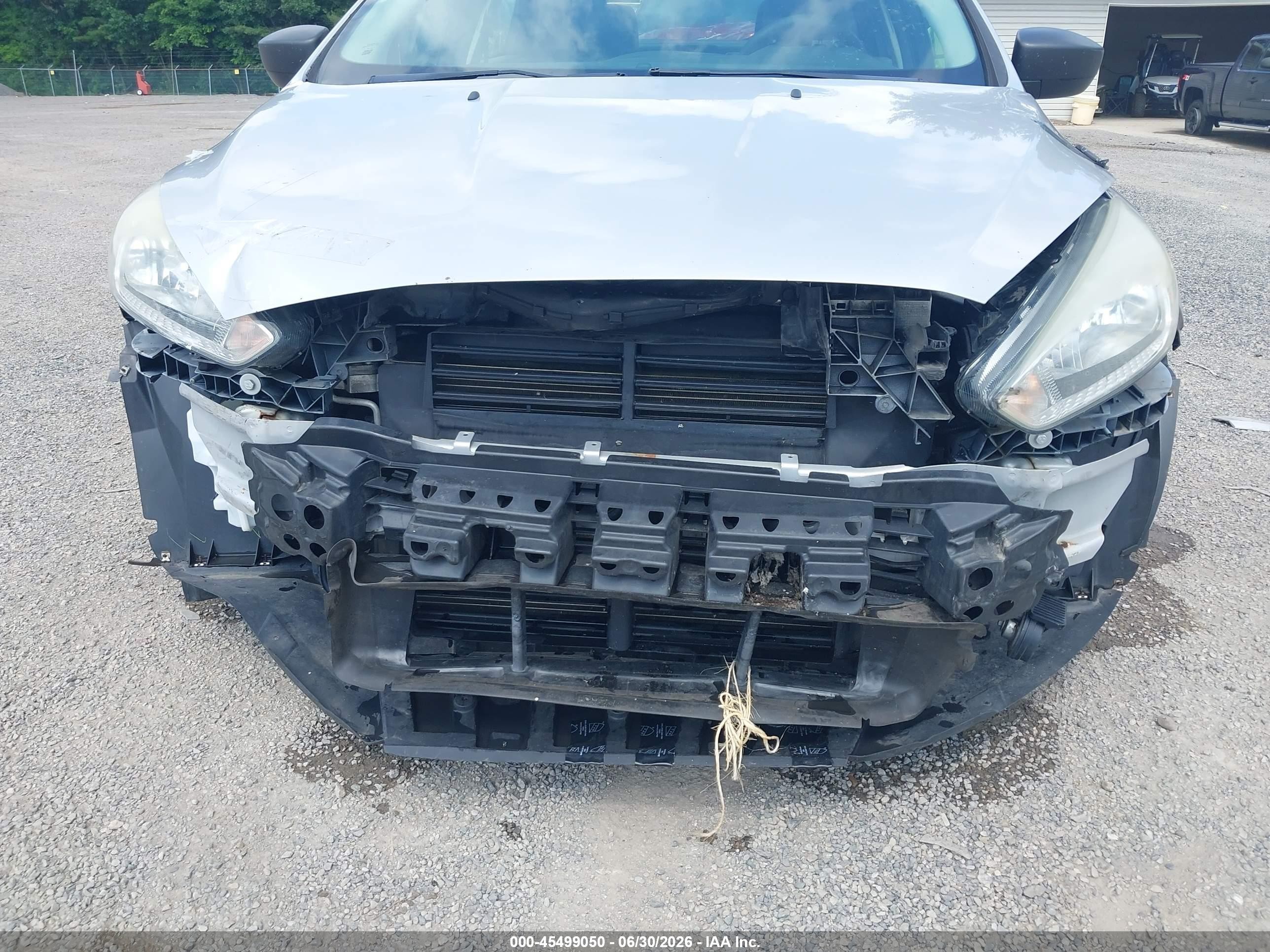 2015 Ford Focus S Серебряный vin: 1FADP3E27FL264256