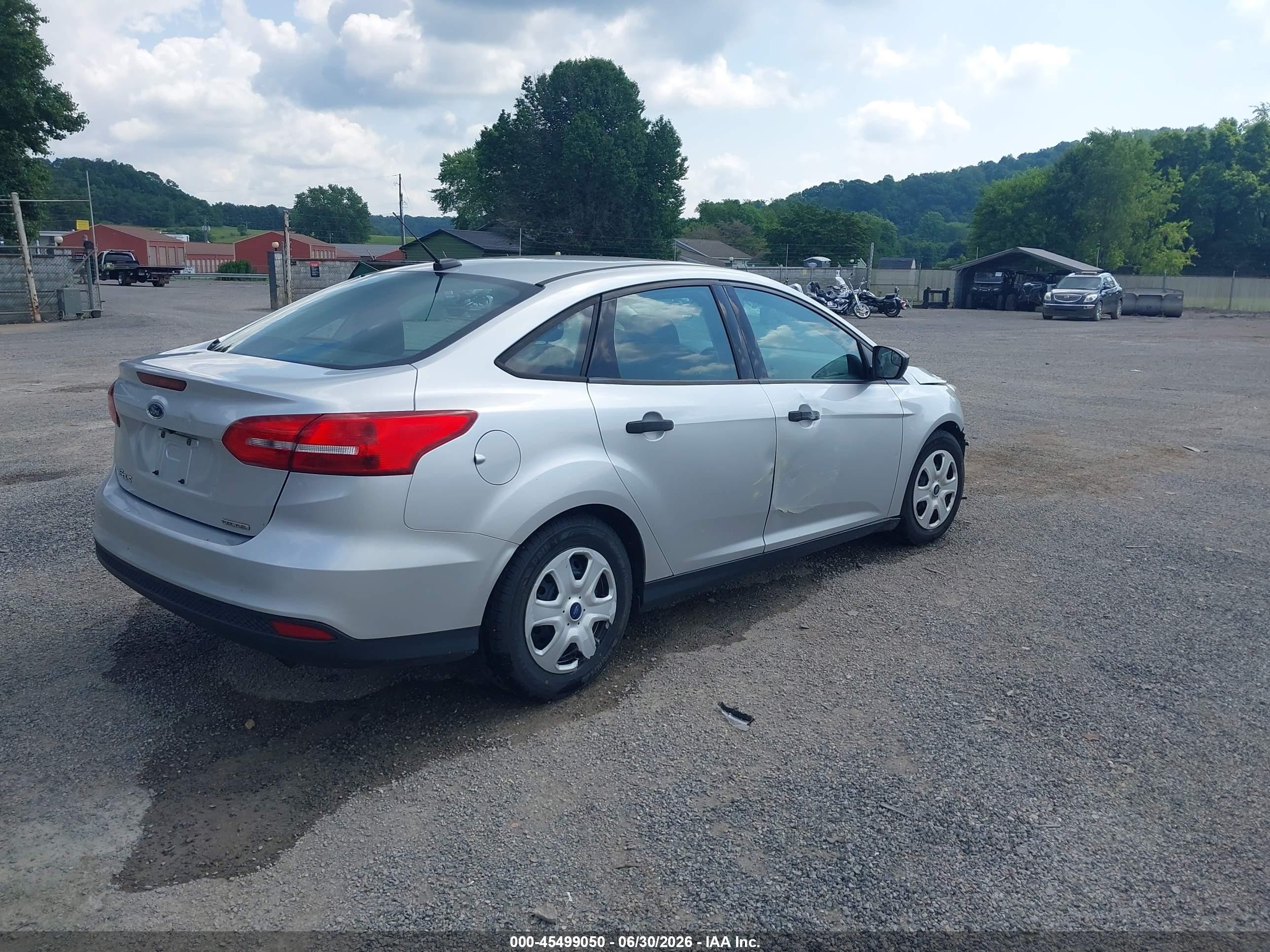 2015 Ford Focus S Серебряный vin: 1FADP3E27FL264256