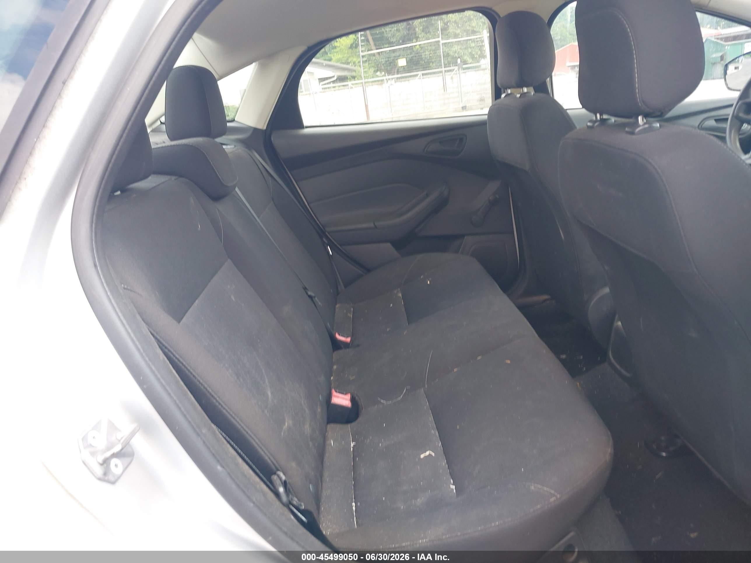 2015 Ford Focus S Серебряный vin: 1FADP3E27FL264256