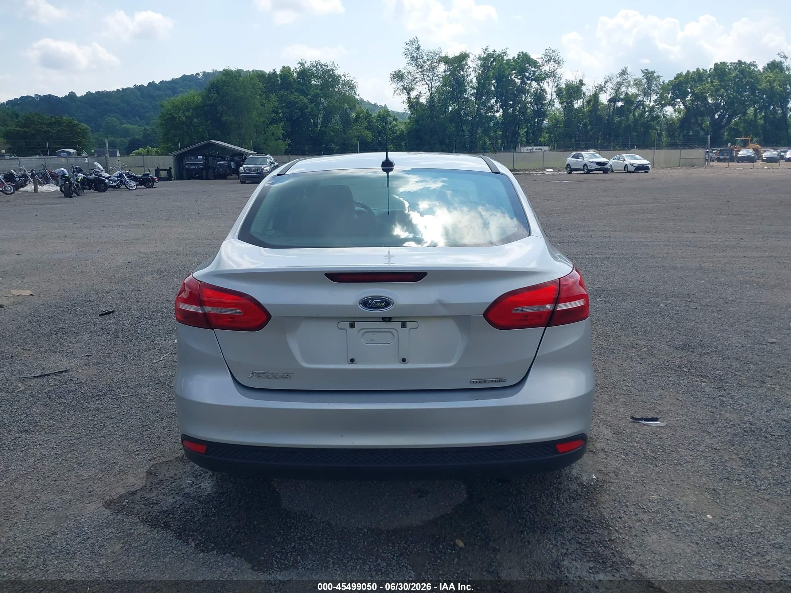 2015 Ford Focus S Серебряный vin: 1FADP3E27FL264256