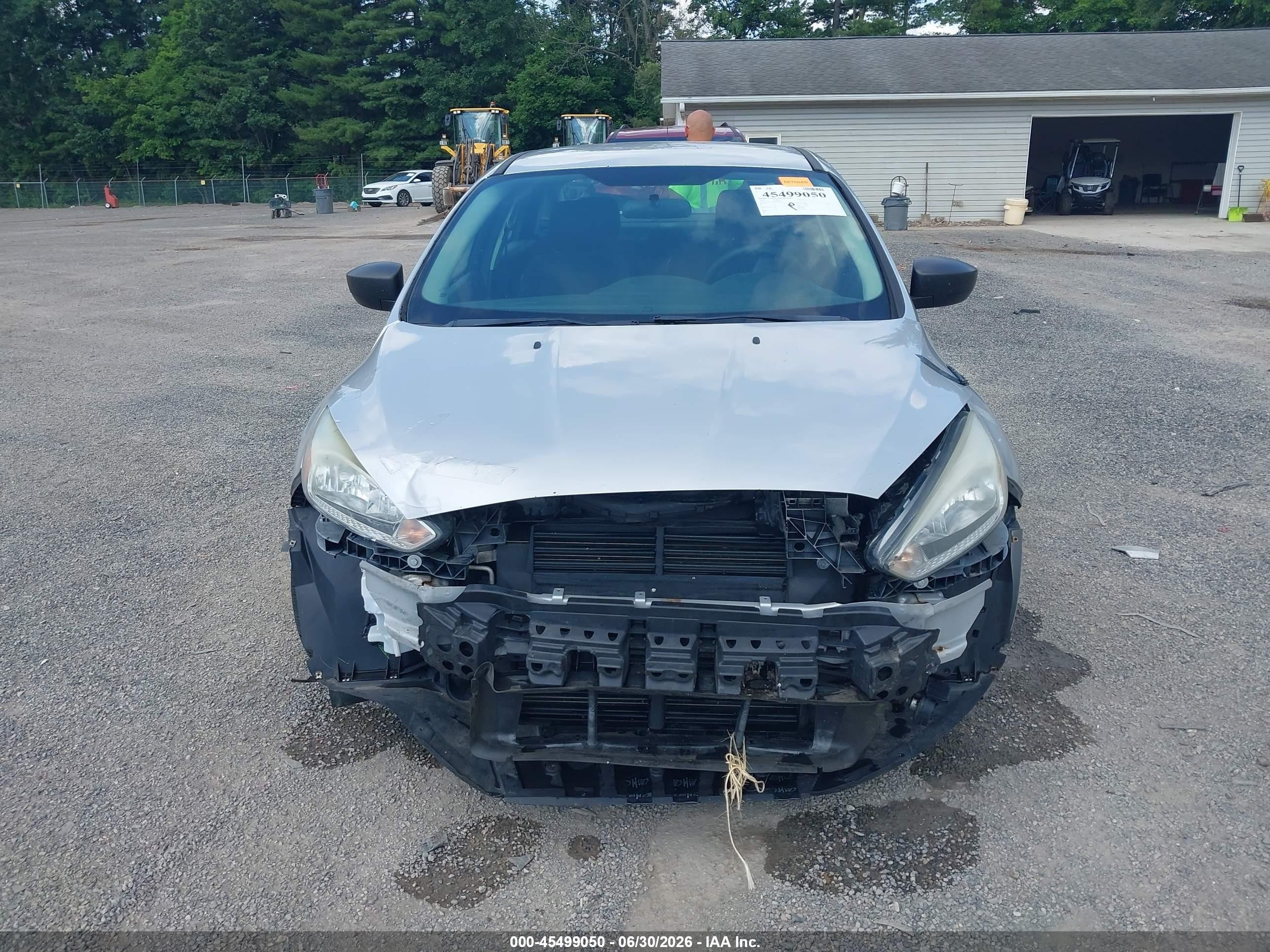 2015 Ford Focus S Серебряный vin: 1FADP3E27FL264256